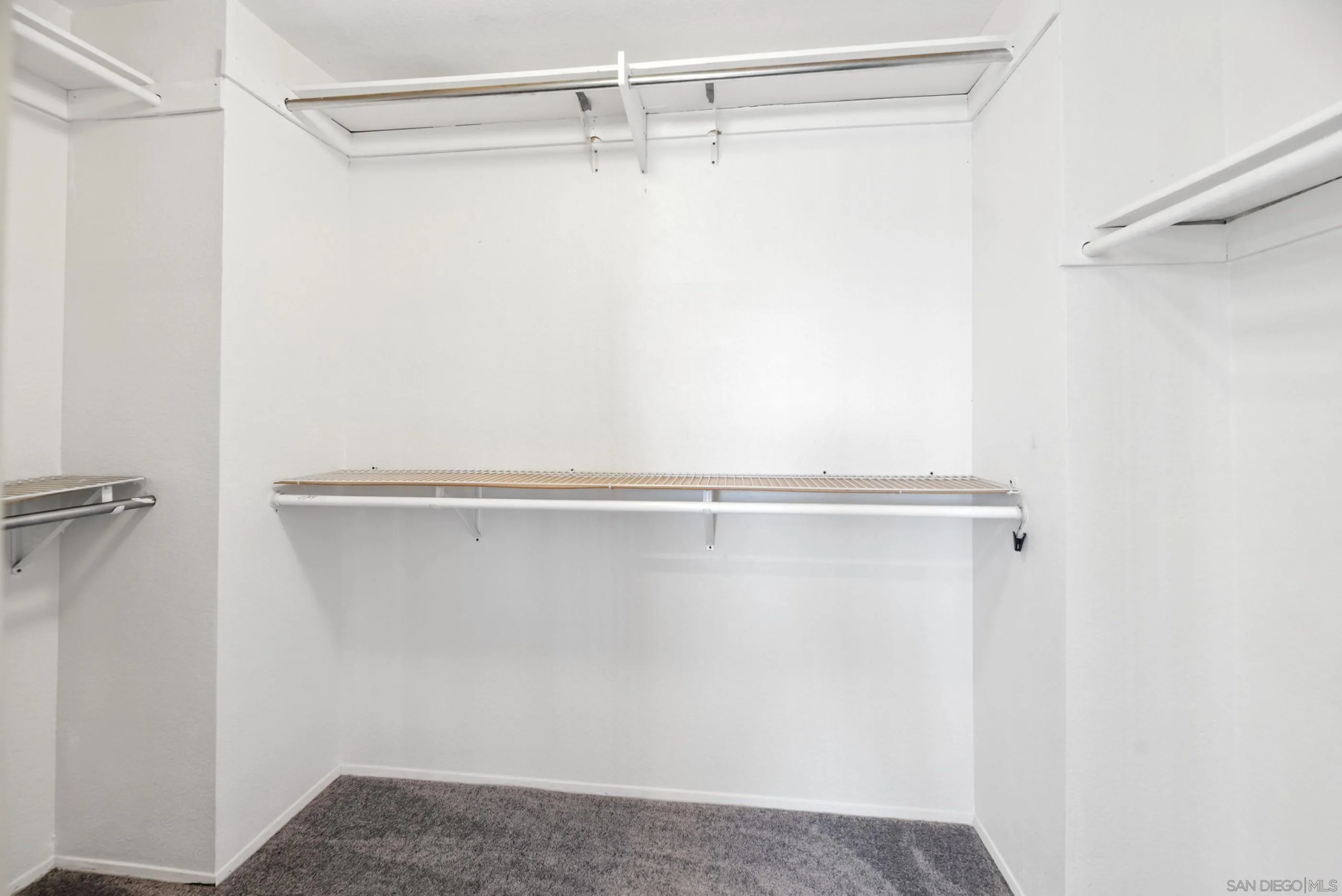 https://cdn.realtyfeed.com/cdn/127/250037319/1aeb0736e02e85fe1b184258732657ed.webp