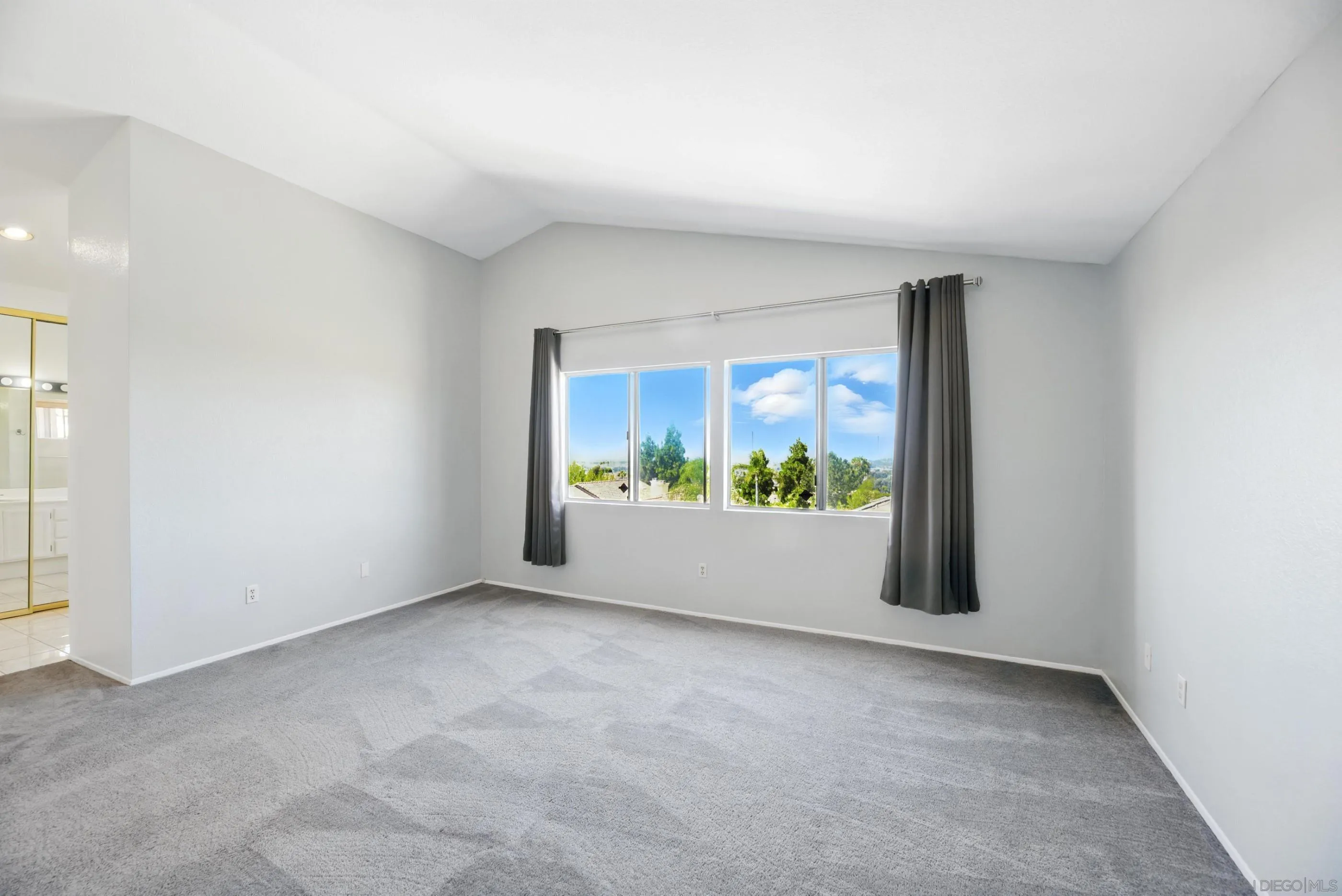 https://cdn.realtyfeed.com/cdn/127/250037319/2ec37c4f246214e1b556de16de27a1a0.webp