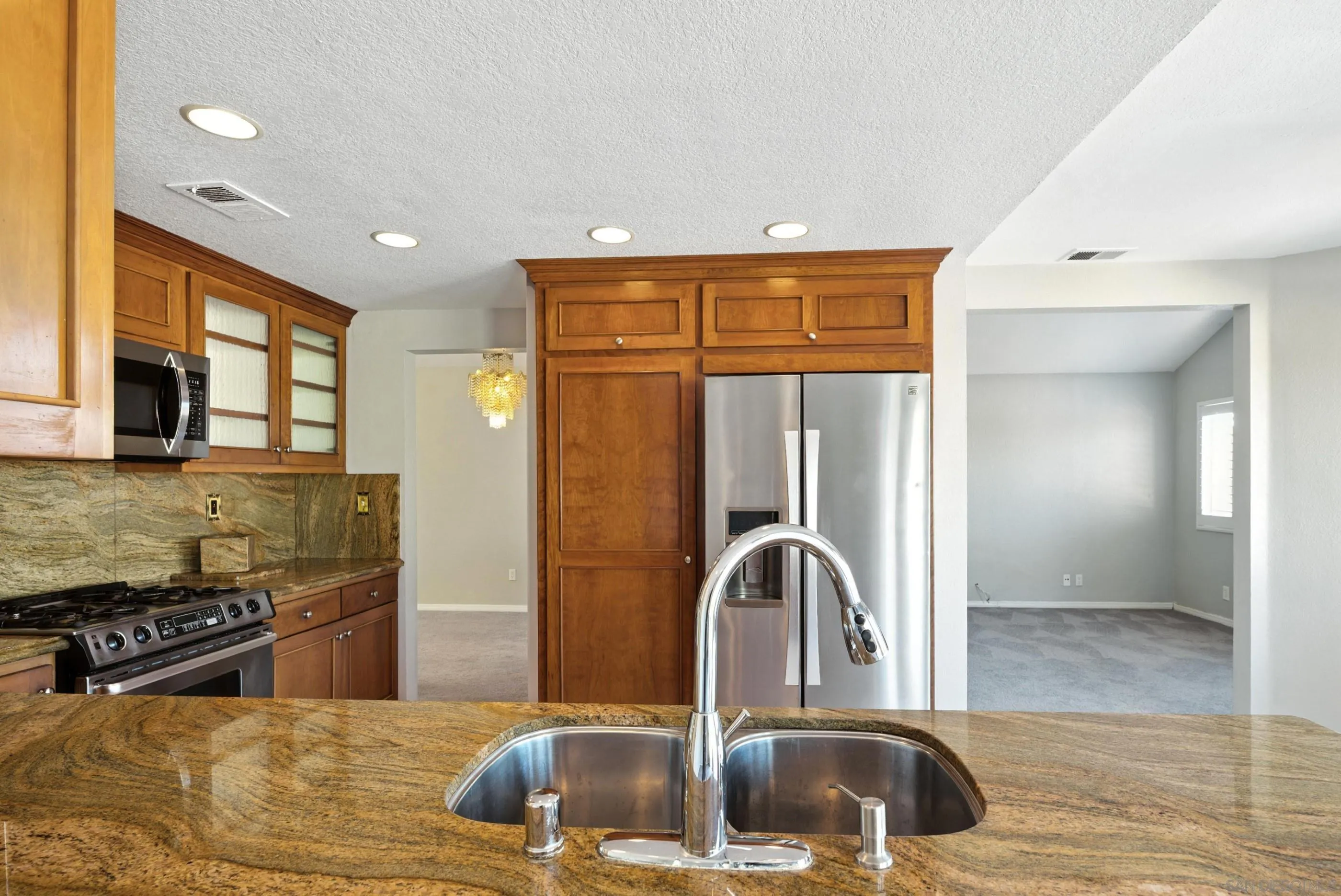https://cdn.realtyfeed.com/cdn/127/250037319/f586e529ea1d49e4809af1dc7188fbbd.webp