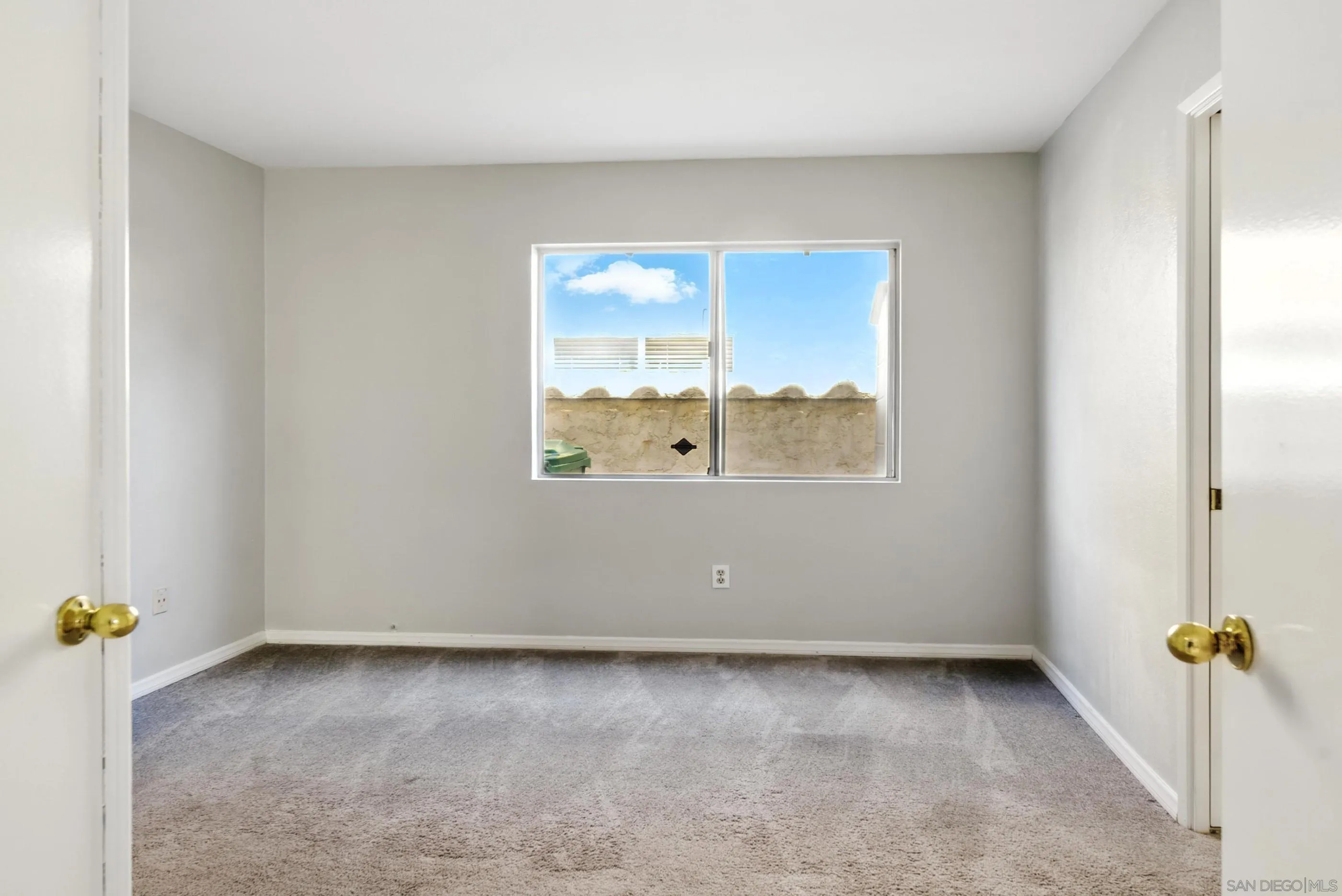 https://cdn.realtyfeed.com/cdn/127/250037319/f8c16e81d4cf38dc7fd8344b54f73217.webp