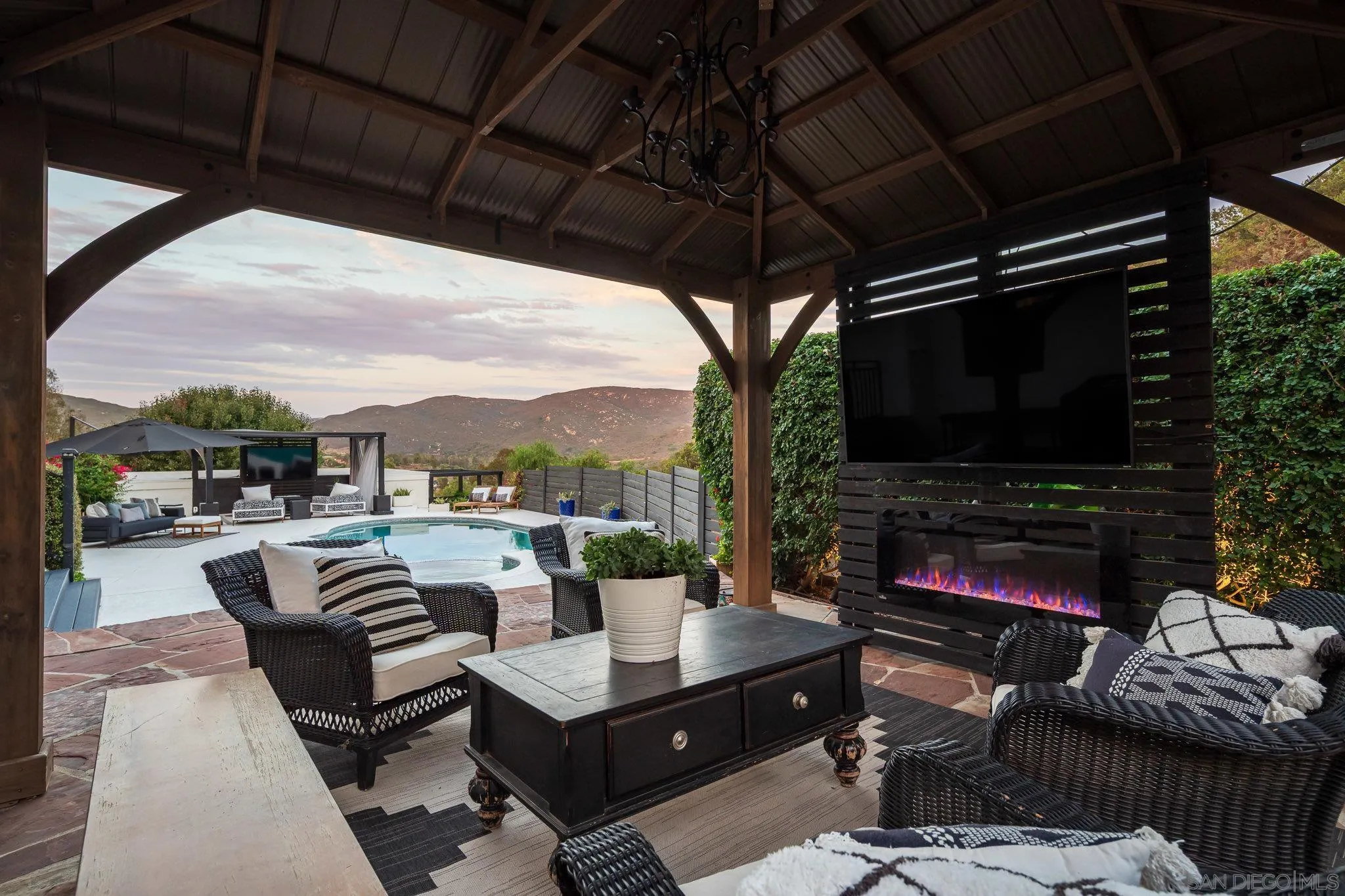 https://cdn.realtyfeed.com/cdn/127/250037320/31842dceb12a70d70c71b404f25388ad.webp