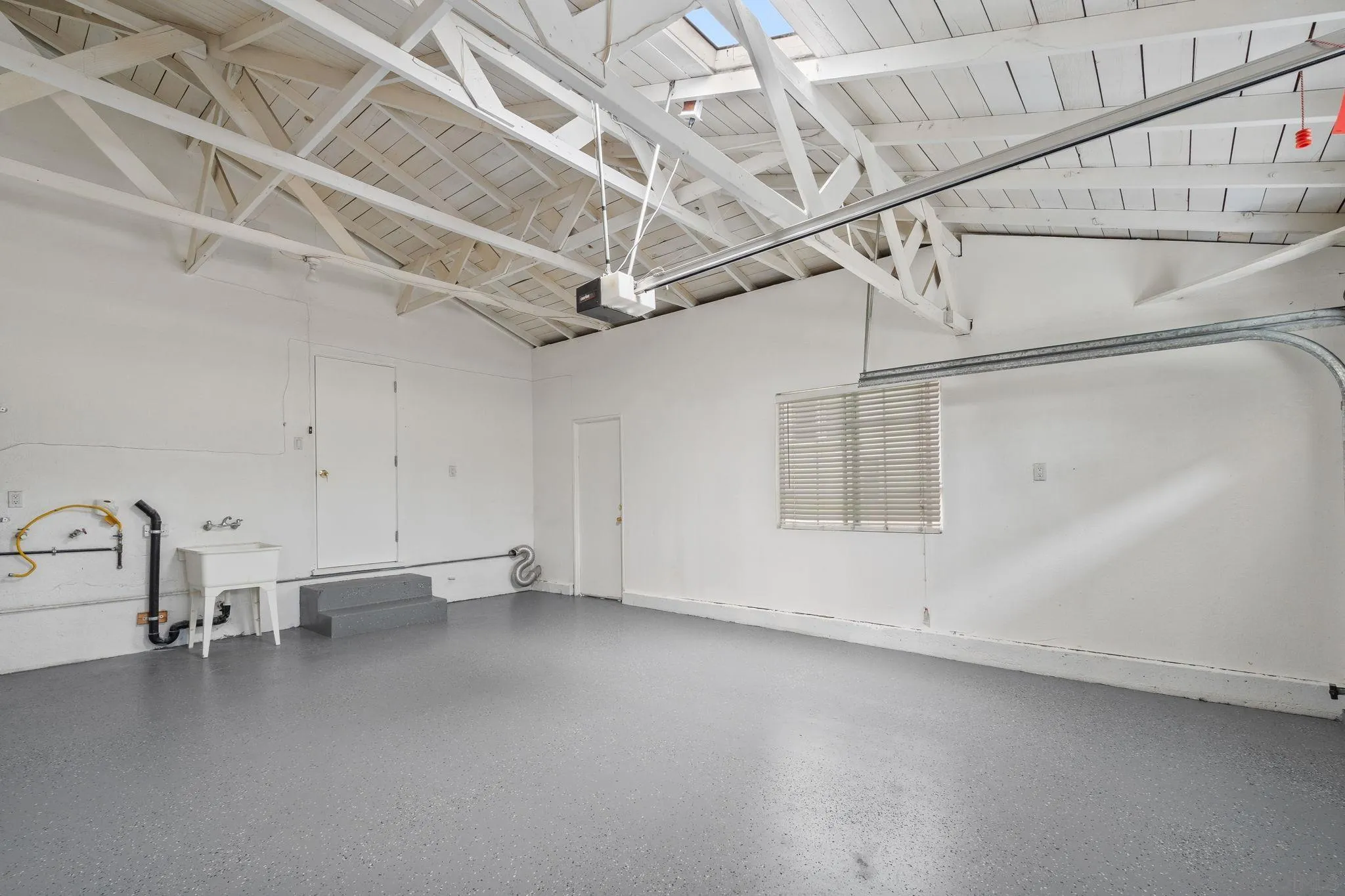 https://cdn.realtyfeed.com/cdn/127/250037323/73b6a9a3ea88fbd0cce03551d5a38243.webp