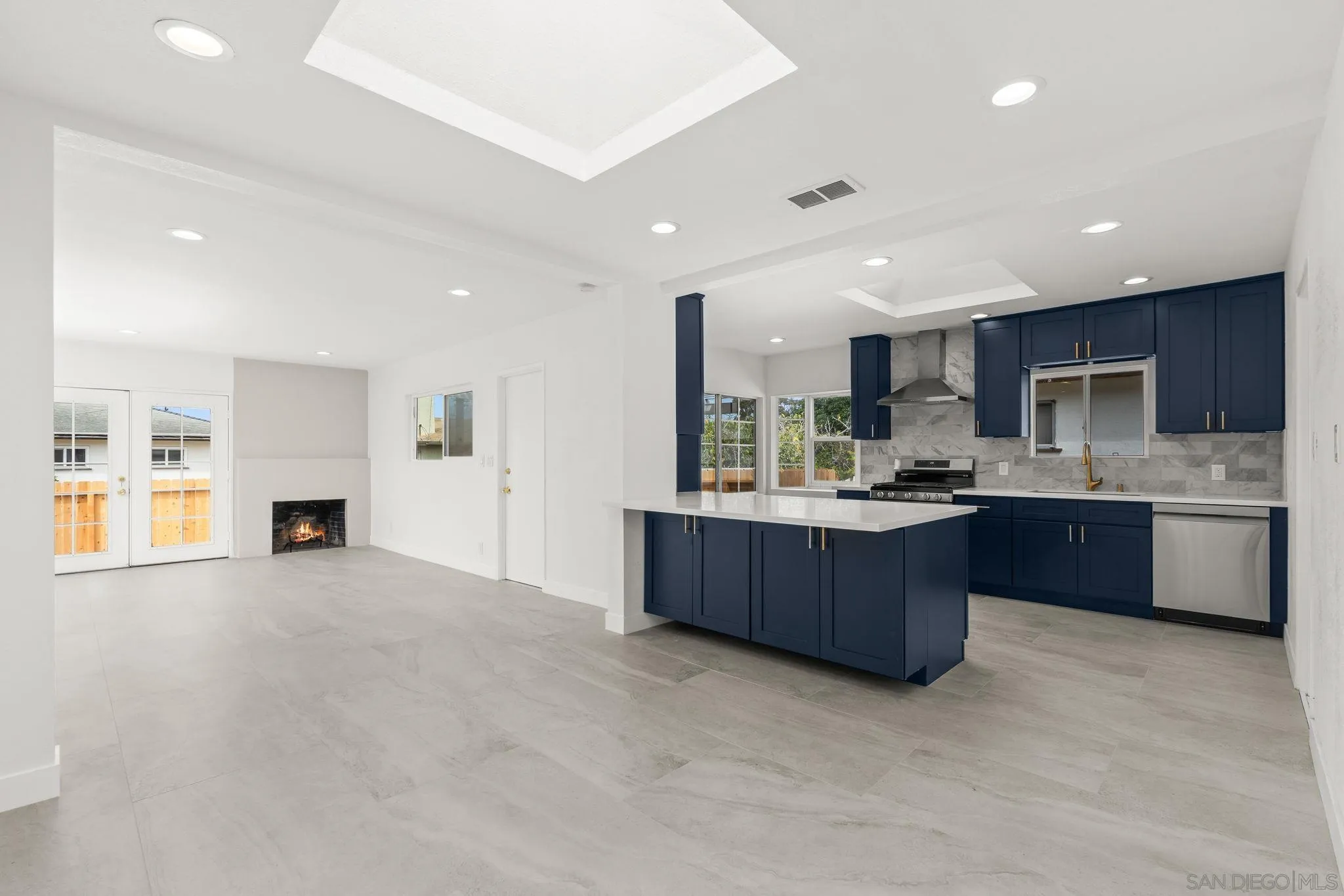 https://cdn.realtyfeed.com/cdn/127/250037323/a875547cc073911d21eba75356b286a4.webp