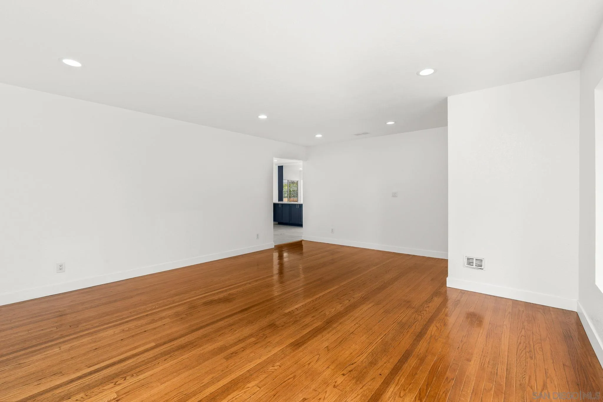 https://cdn.realtyfeed.com/cdn/127/250037323/cbb0e33b484550df2fba0420173fd093.webp