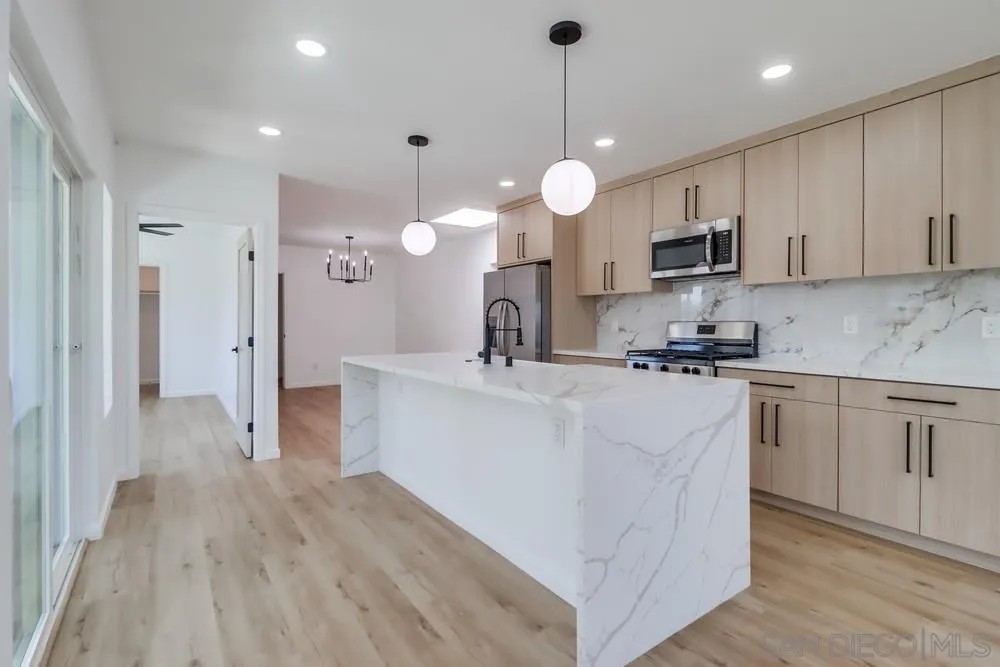 https://cdn.realtyfeed.com/cdn/127/250037341/eae30e0fbcd91ffb03de759f6d4310b8.webp