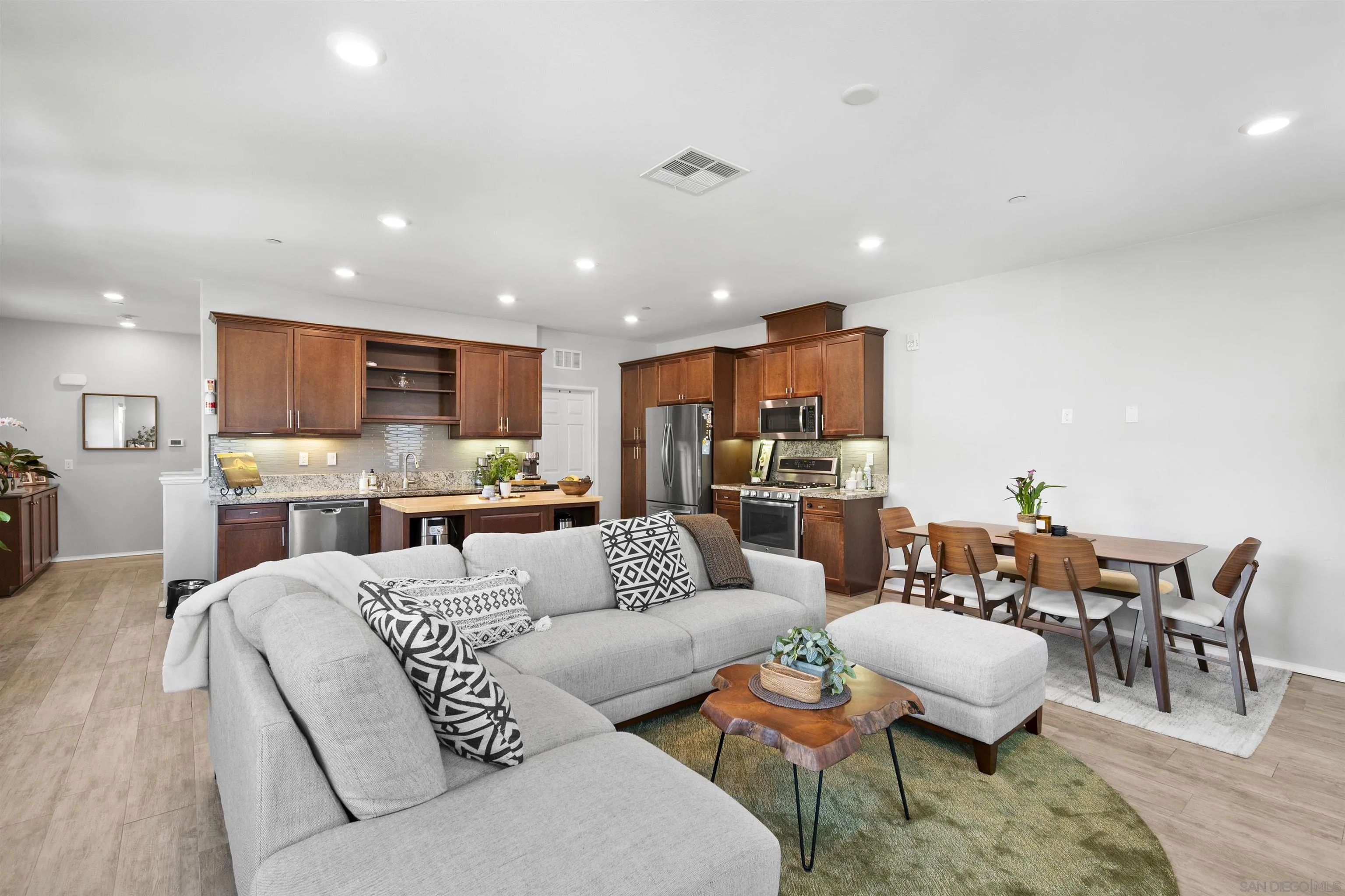 https://cdn.realtyfeed.com/cdn/127/250037347/75bcab3a02443e40ba86d27140bd0a27.webp