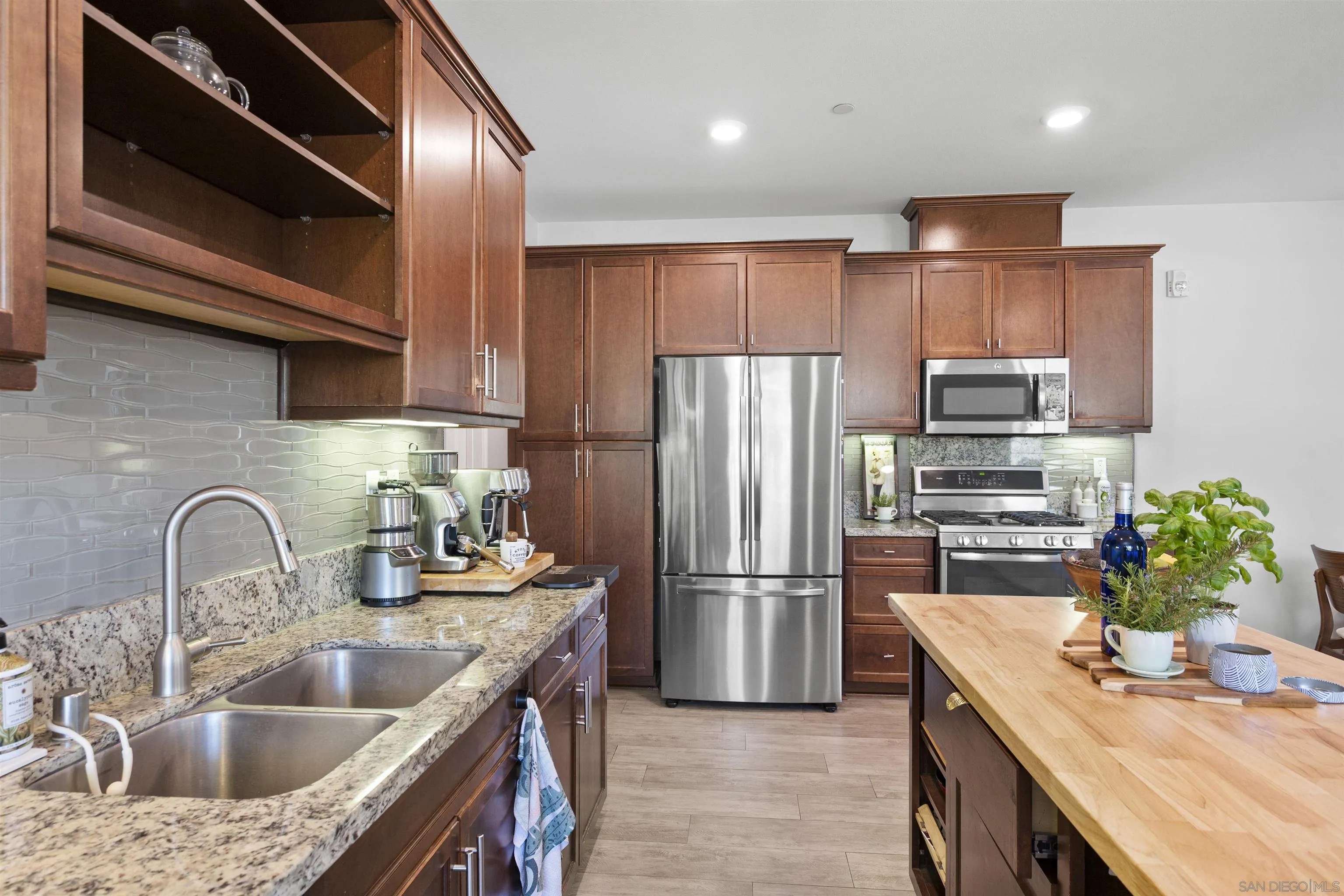 https://cdn.realtyfeed.com/cdn/127/250037347/eb27f1c3960716f8c31bfb769381f28a.webp