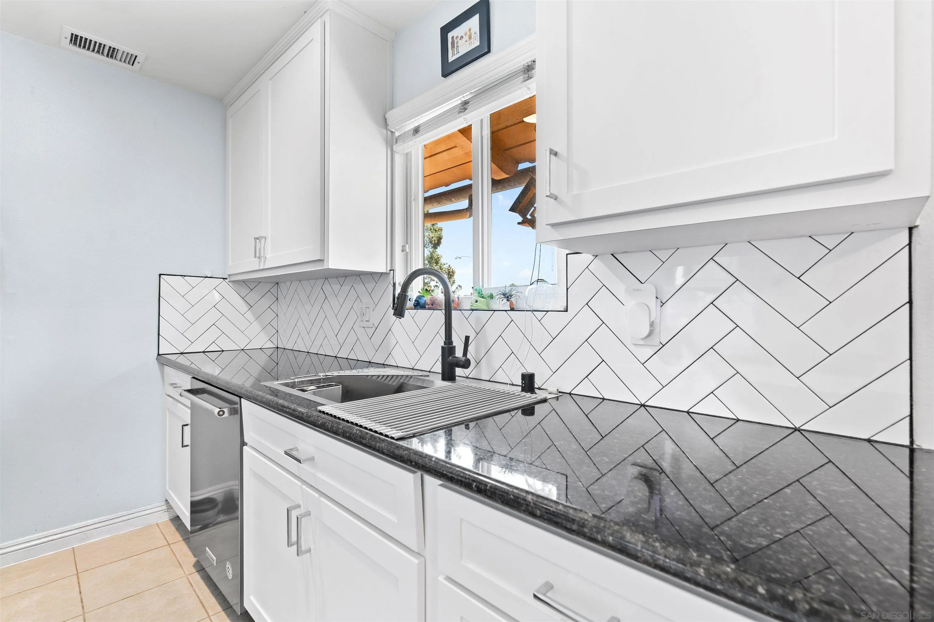 https://cdn.realtyfeed.com/cdn/127/250037355/e539bd4eda4f9ff0f71441cd7c364f82.webp