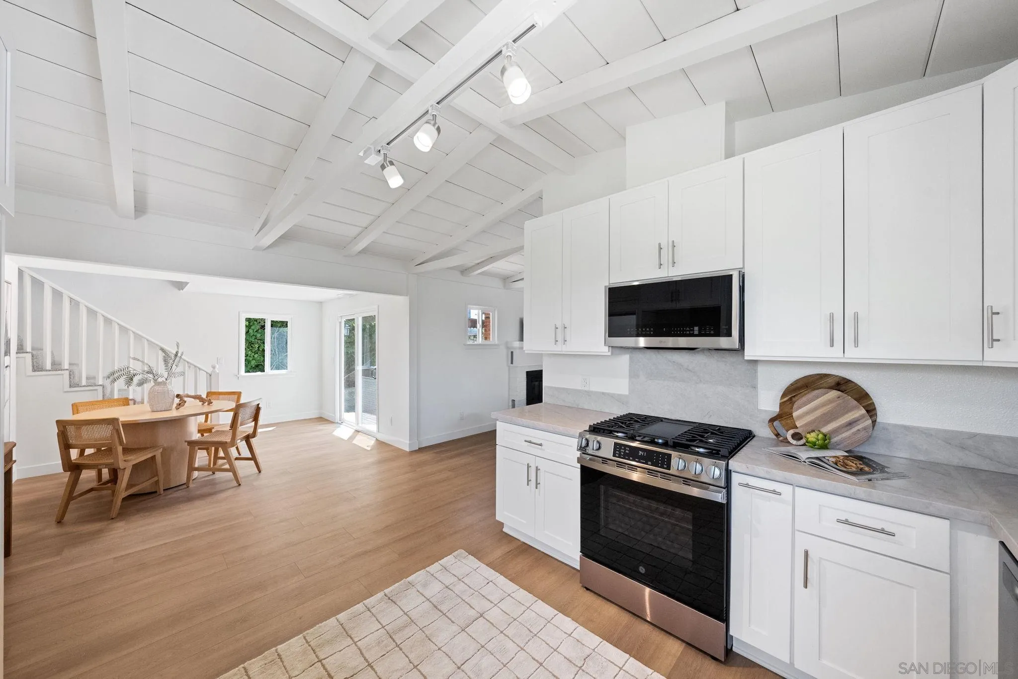 https://cdn.realtyfeed.com/cdn/127/250037357/916a7e4015dc156b026b01eb32a4cc03.webp