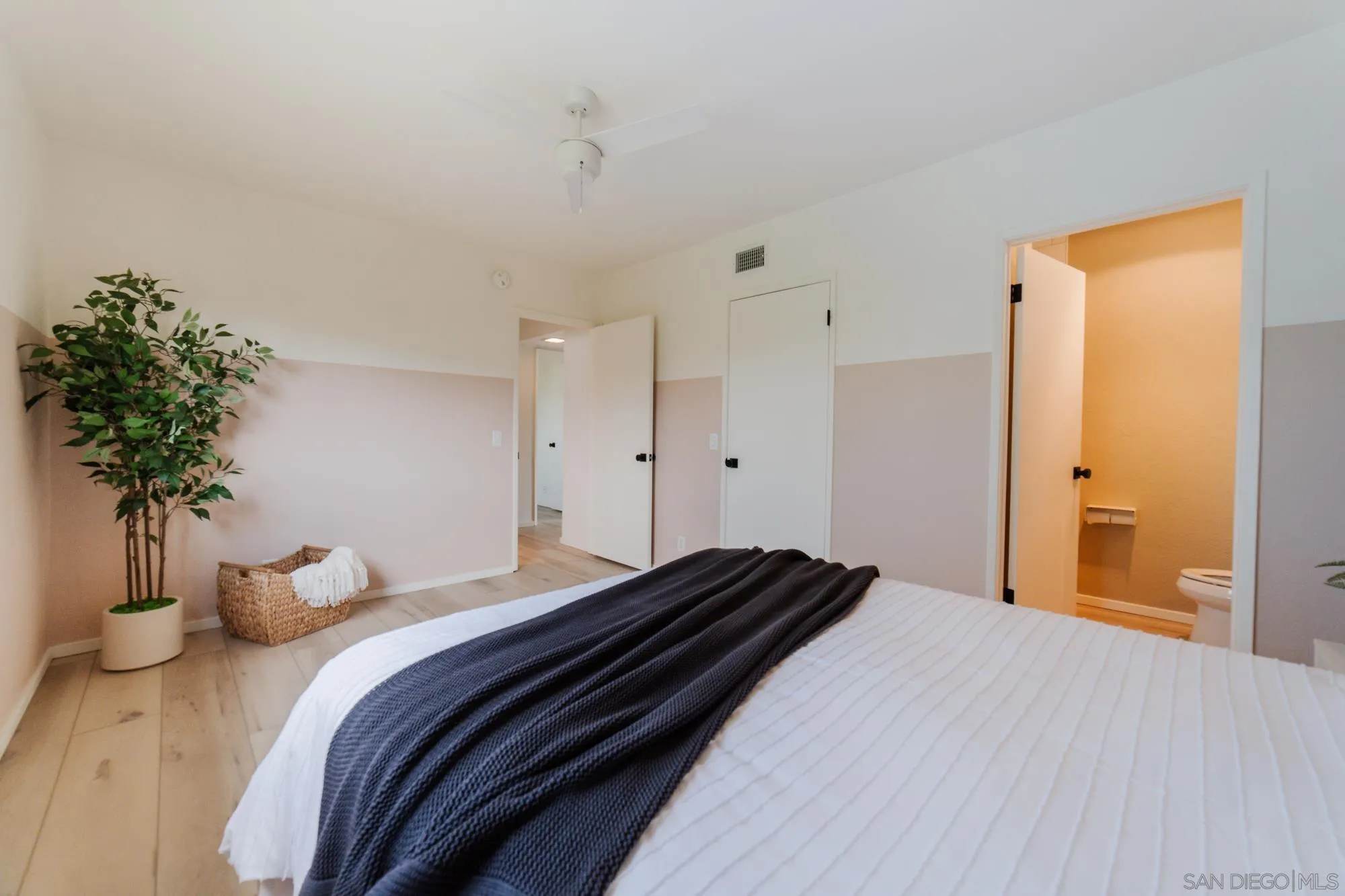 https://cdn.realtyfeed.com/cdn/127/250037365/884fb884129e43f8791cb3e6395b1f07.webp