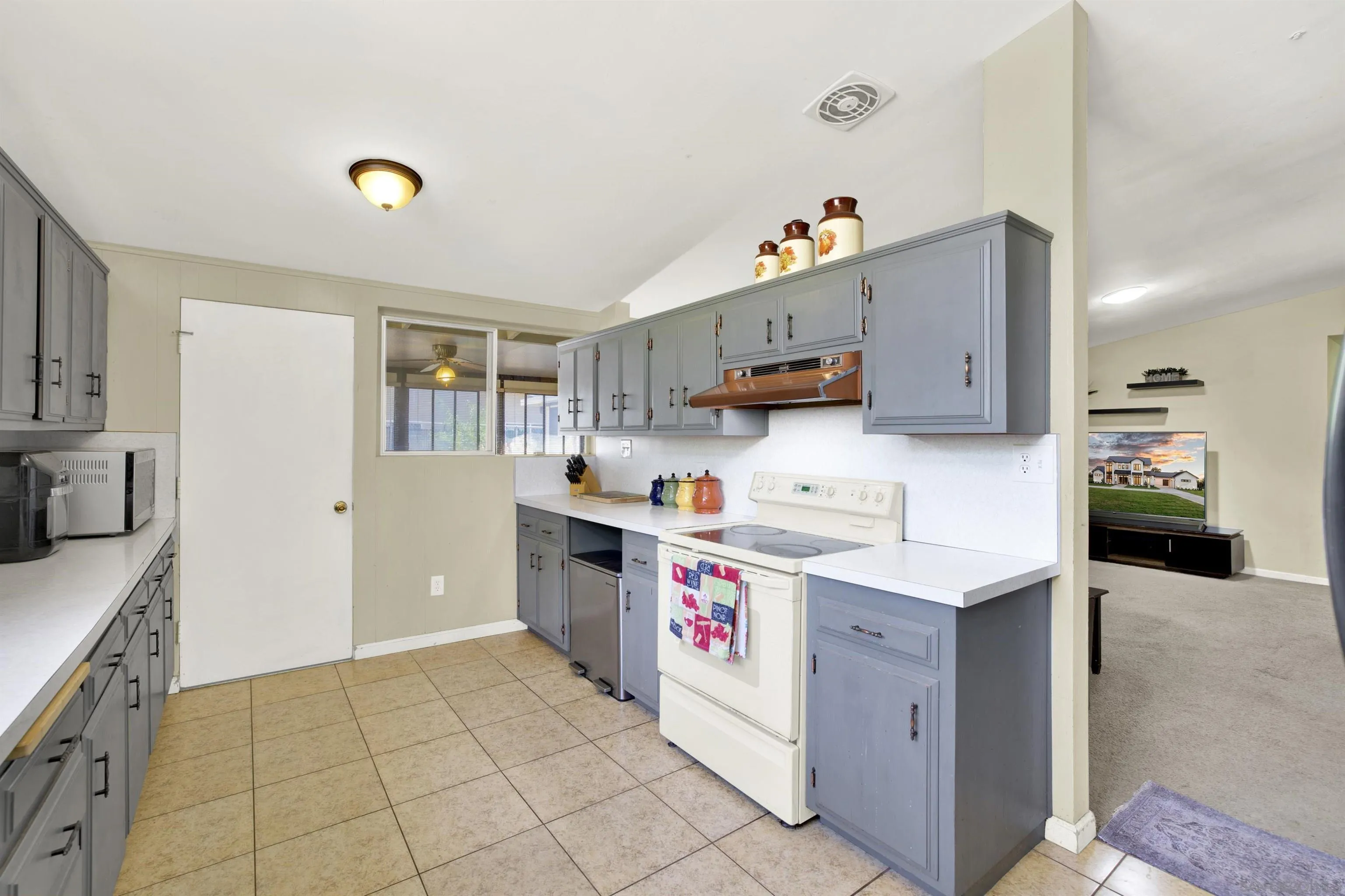 https://cdn.realtyfeed.com/cdn/127/250037369/49f9bc3ba3e422aa03631a404096bdf2.webp