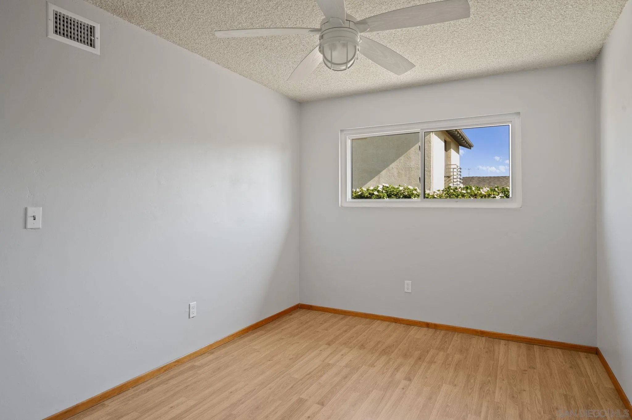 https://cdn.realtyfeed.com/cdn/127/250037375/c042bbcdde154ebee440e79b67109ac0.webp