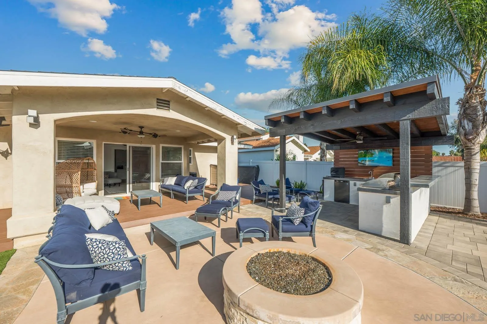 https://cdn.realtyfeed.com/cdn/127/250037376/063822250f0580b06e92bc075d38ce03.webp