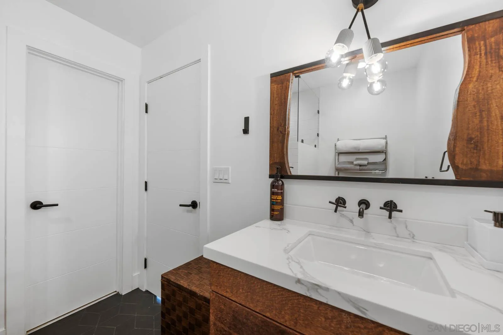 https://cdn.realtyfeed.com/cdn/127/250037376/2bda0ec9c49680769058abb27030ee3d.webp