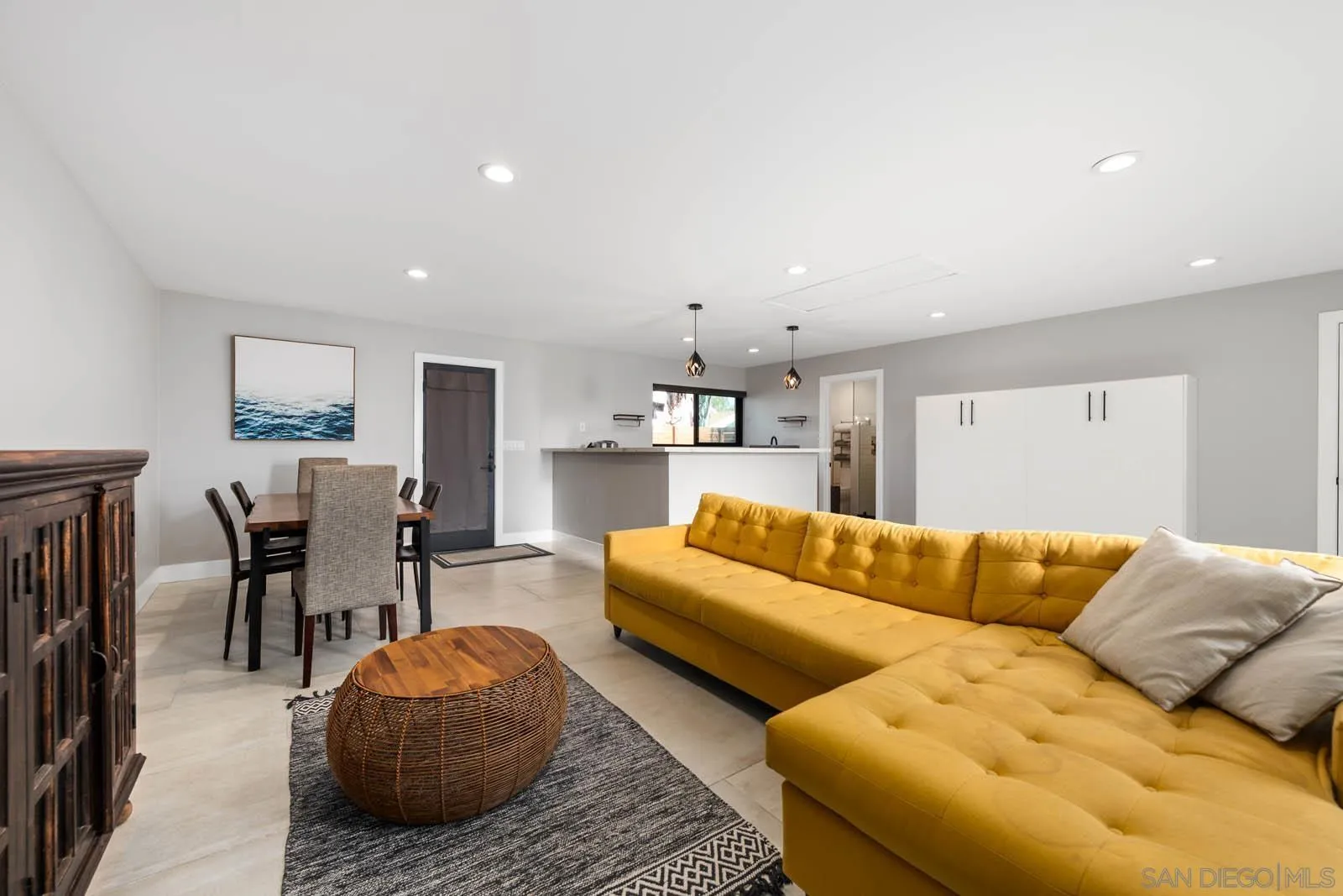 https://cdn.realtyfeed.com/cdn/127/250037376/c7f6ff7cbad861963b347d0f307f2d21.webp