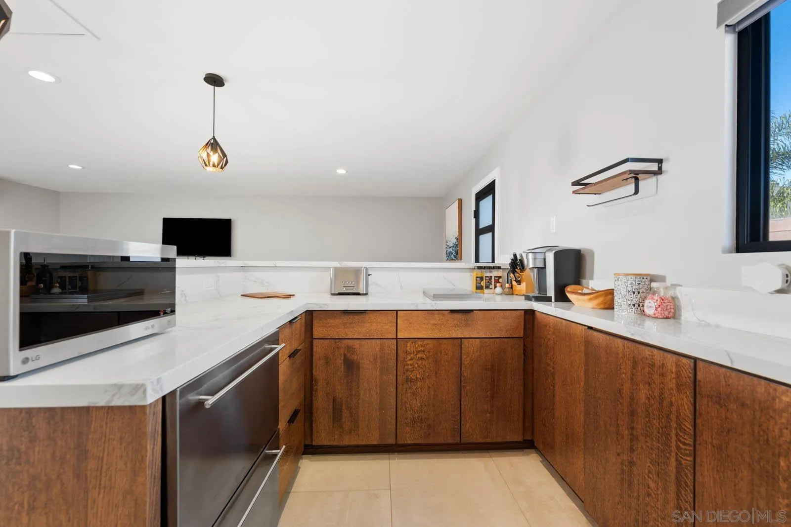 https://cdn.realtyfeed.com/cdn/127/250037376/da653934ee1b935381de68c5c60f8d5c.webp