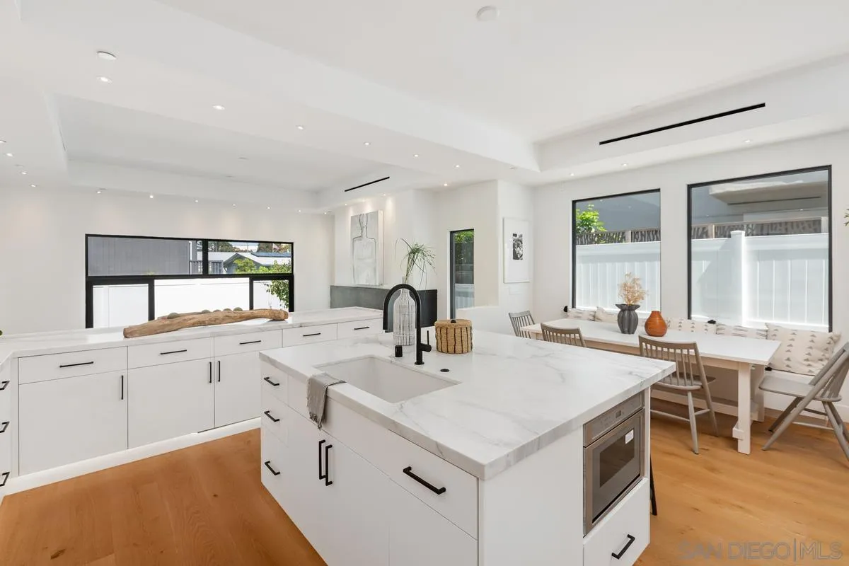 https://cdn.realtyfeed.com/cdn/127/250037384/e79f4ac0caa93aaece38a132d252d60b.webp