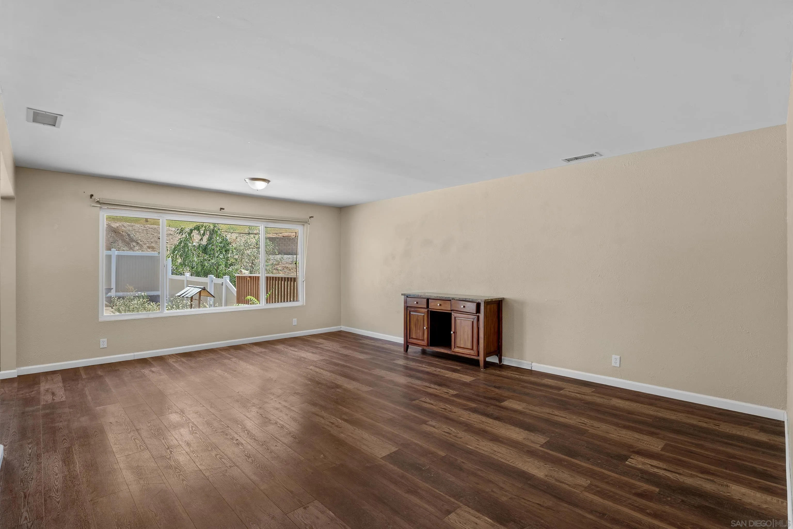 https://cdn.realtyfeed.com/cdn/127/250037393/11f34836f44f22132348da2a89815052.webp