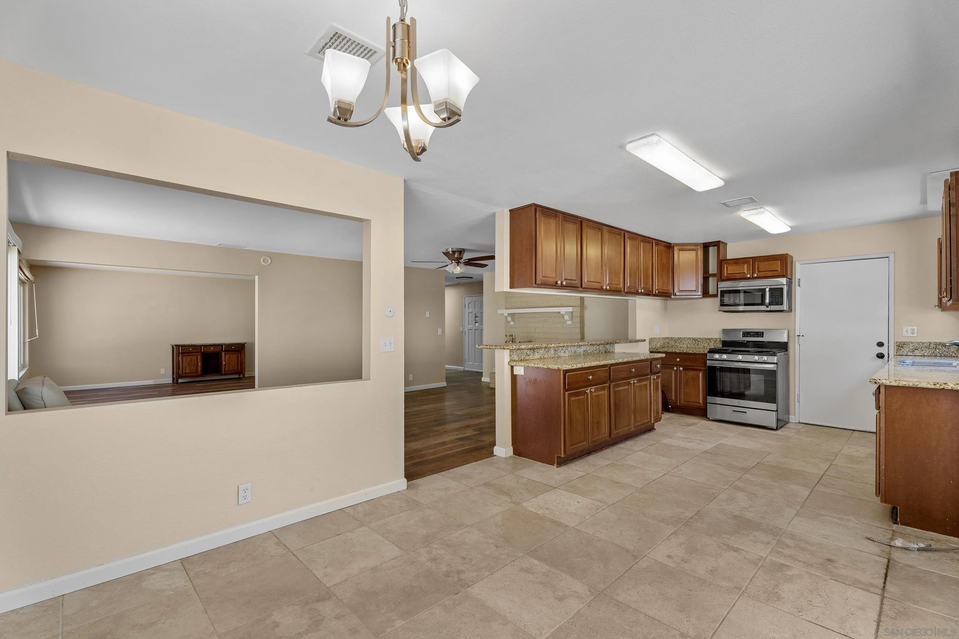 https://cdn.realtyfeed.com/cdn/127/250037393/27f6cdfadcefe4c1eafb0235d402fab2.webp