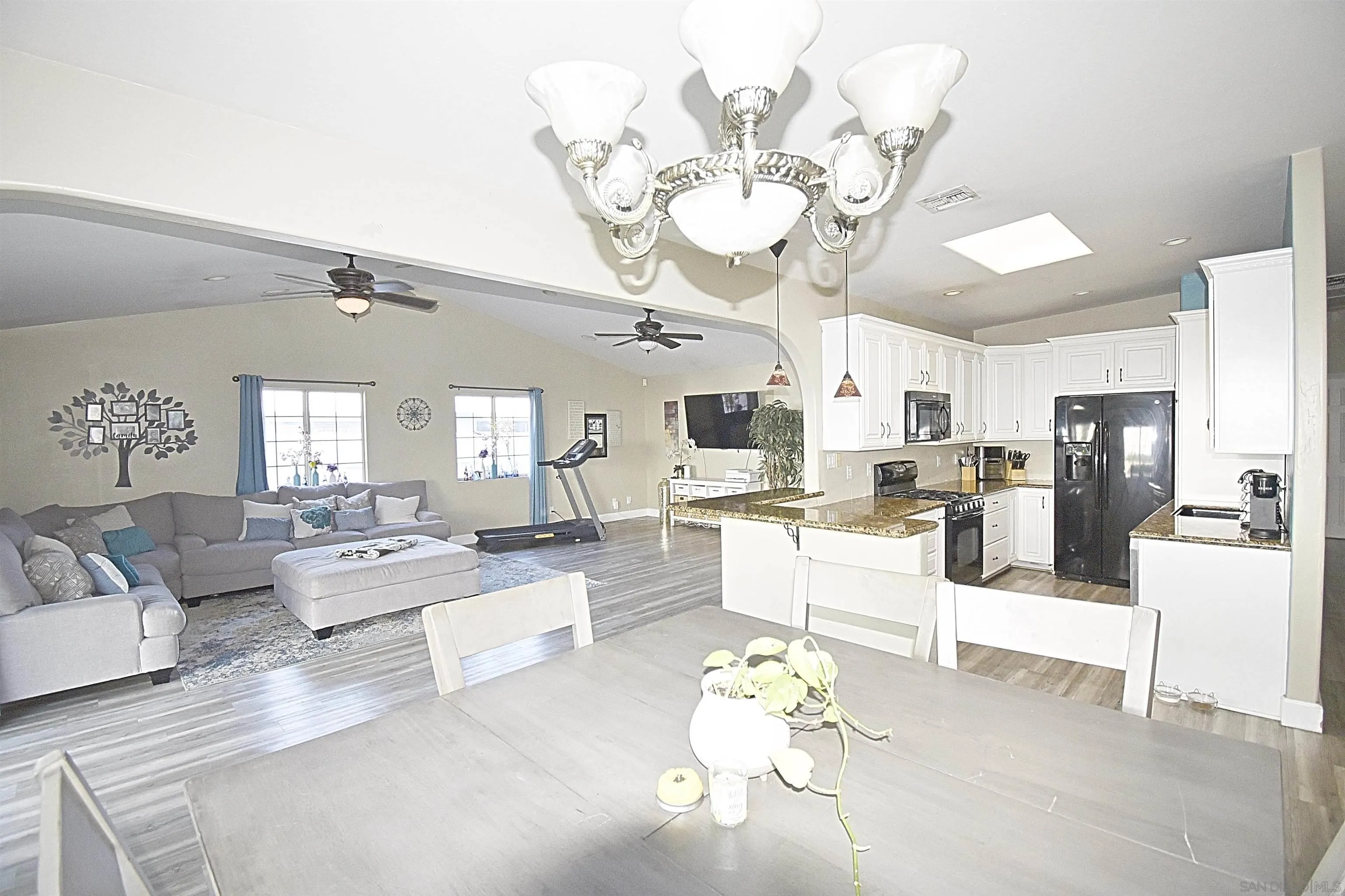 https://cdn.realtyfeed.com/cdn/127/250037395/32d702ebaca1ef982a81202d7aa07ef2.webp