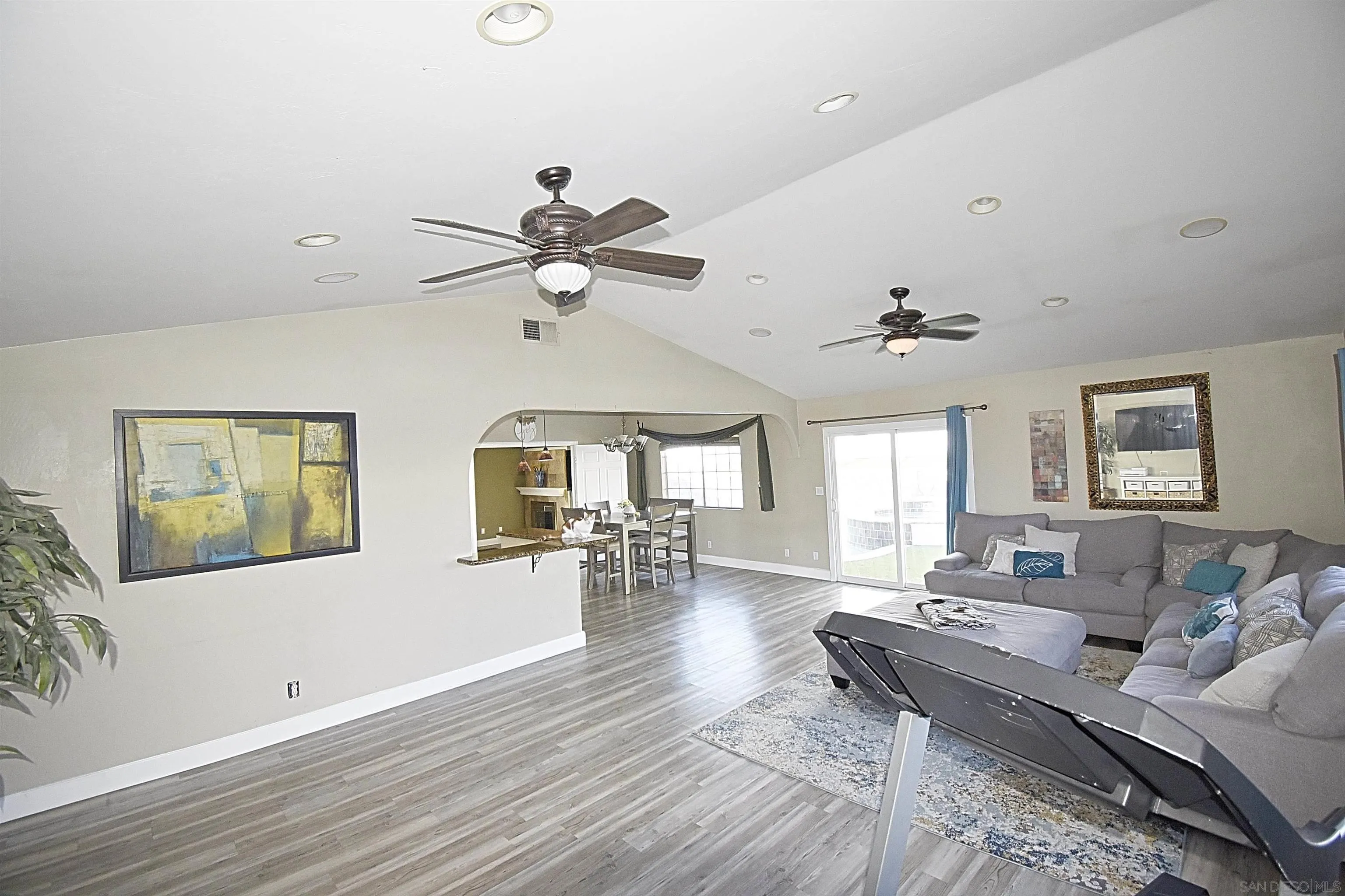 https://cdn.realtyfeed.com/cdn/127/250037395/4045f9103a3306db8f6171803f7c835e.webp