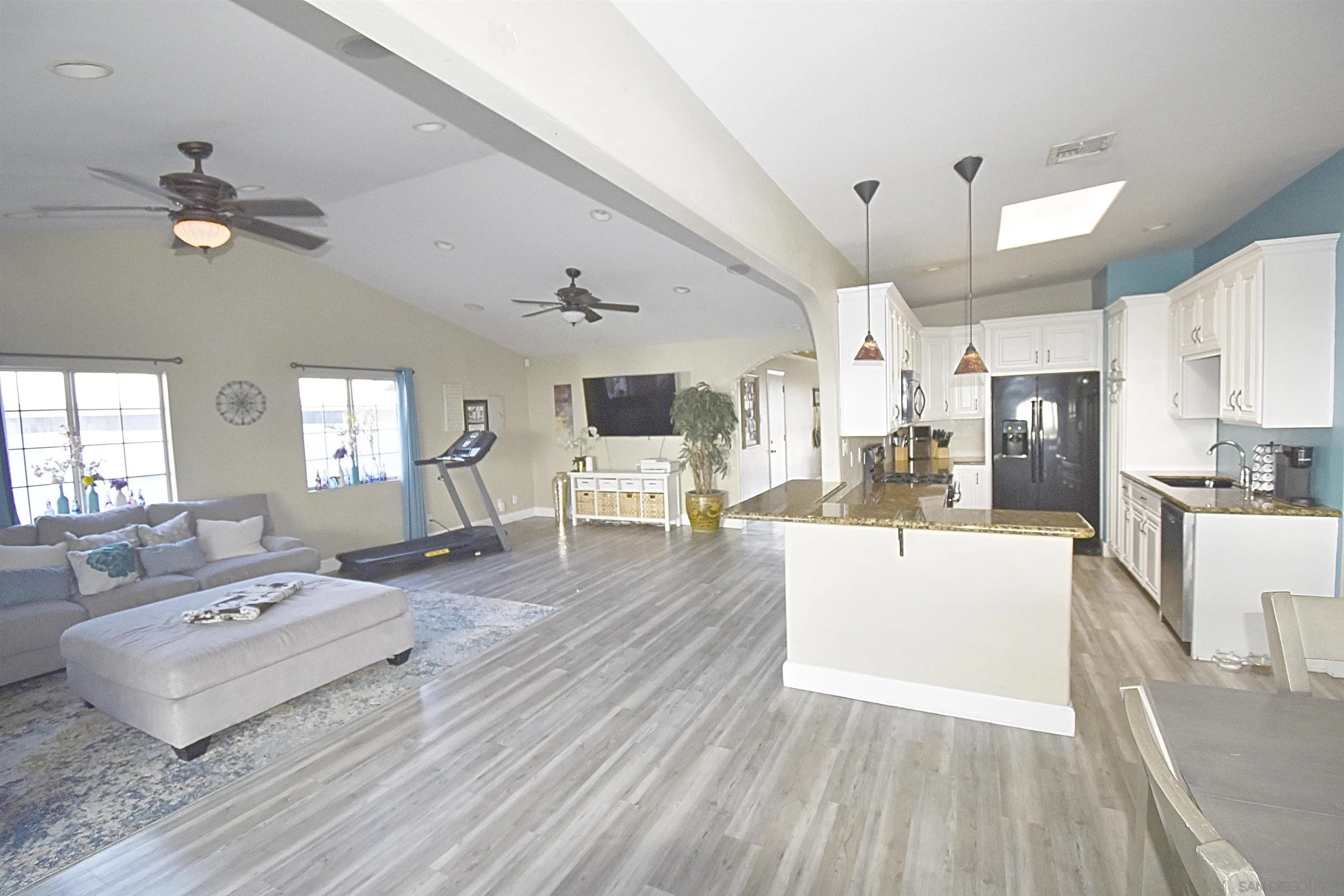 https://cdn.realtyfeed.com/cdn/127/250037395/6f5469d432efc814928c41b2760939e8.webp