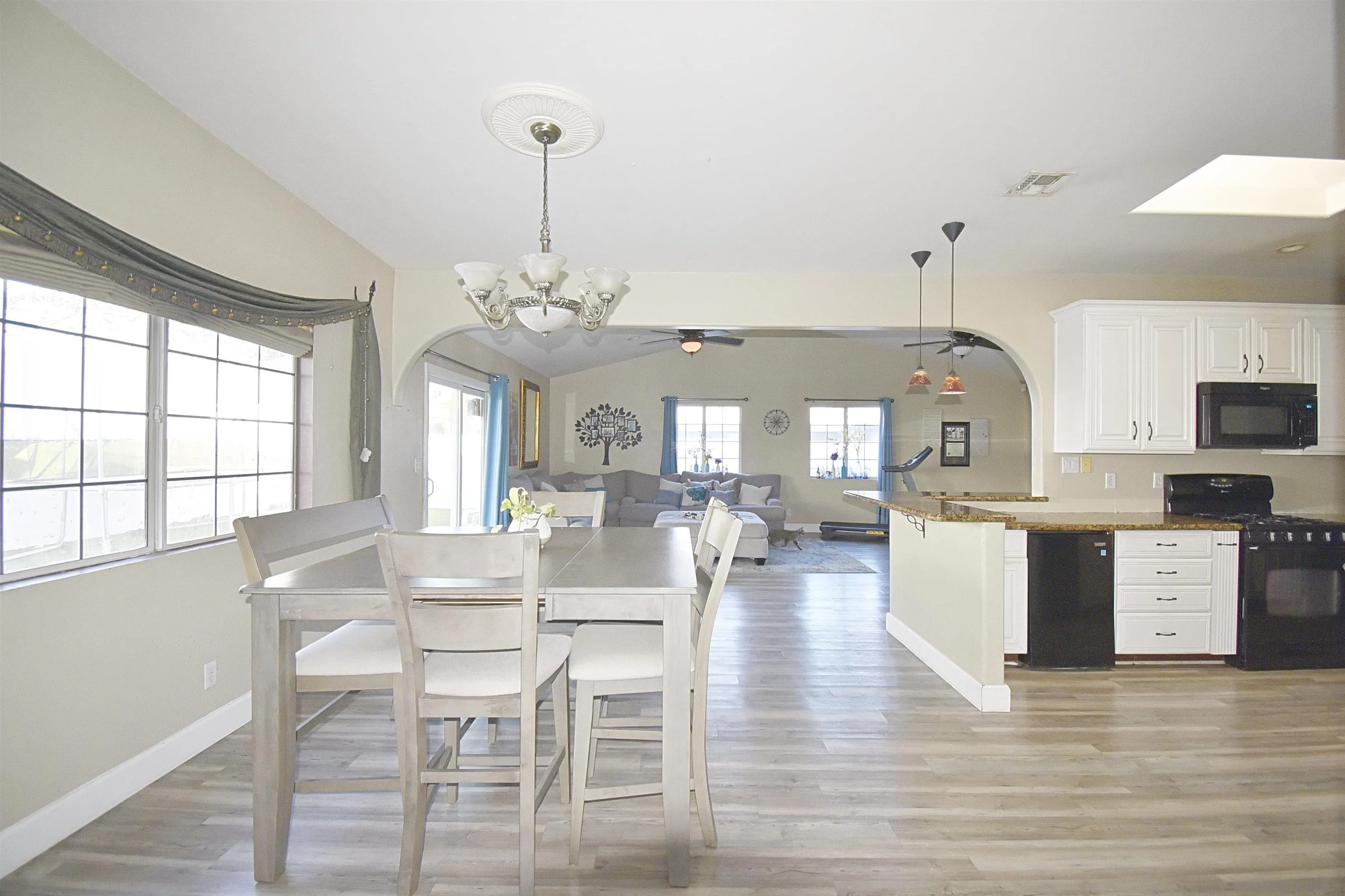 https://cdn.realtyfeed.com/cdn/127/250037395/7c25d3f8a42c8e7f6fb8e1dfaa6db900.webp