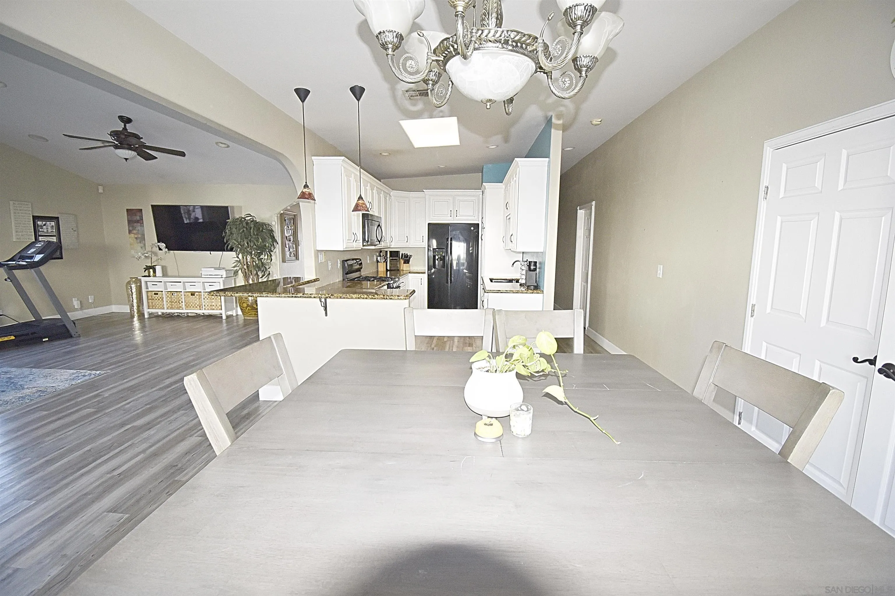 https://cdn.realtyfeed.com/cdn/127/250037395/c06d2918a6f4d9cef600dbd23bd253c3.webp