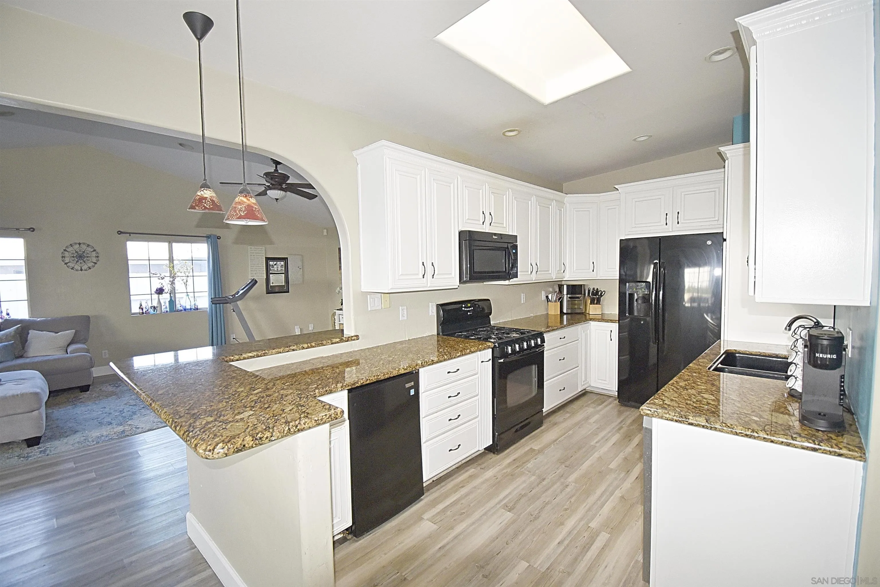 https://cdn.realtyfeed.com/cdn/127/250037395/cde15f295f9cd8681e0ef78d34ad3538.webp
