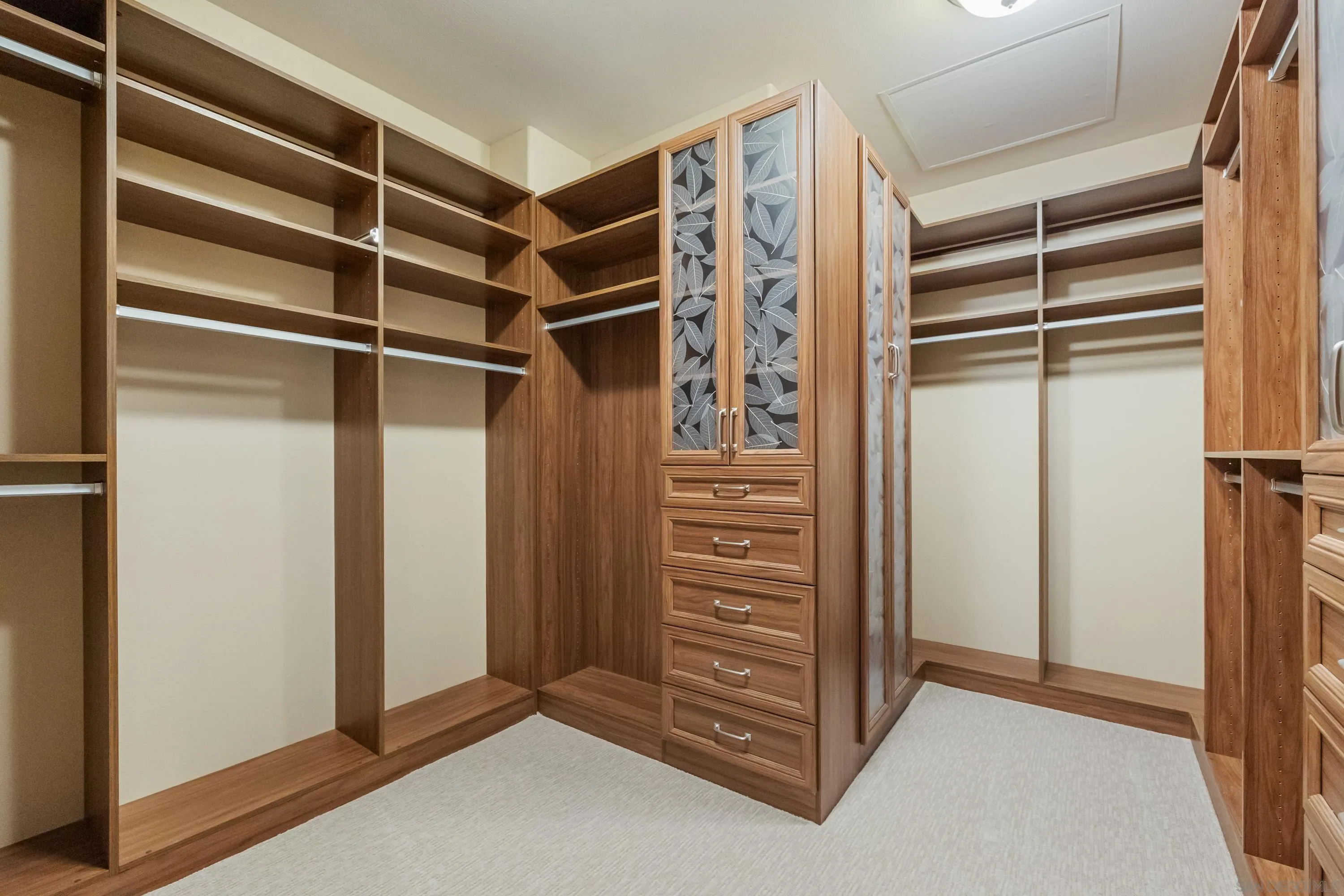 https://cdn.realtyfeed.com/cdn/127/250037396/79b328fcb4209f579f8b79002b1c46f3.webp