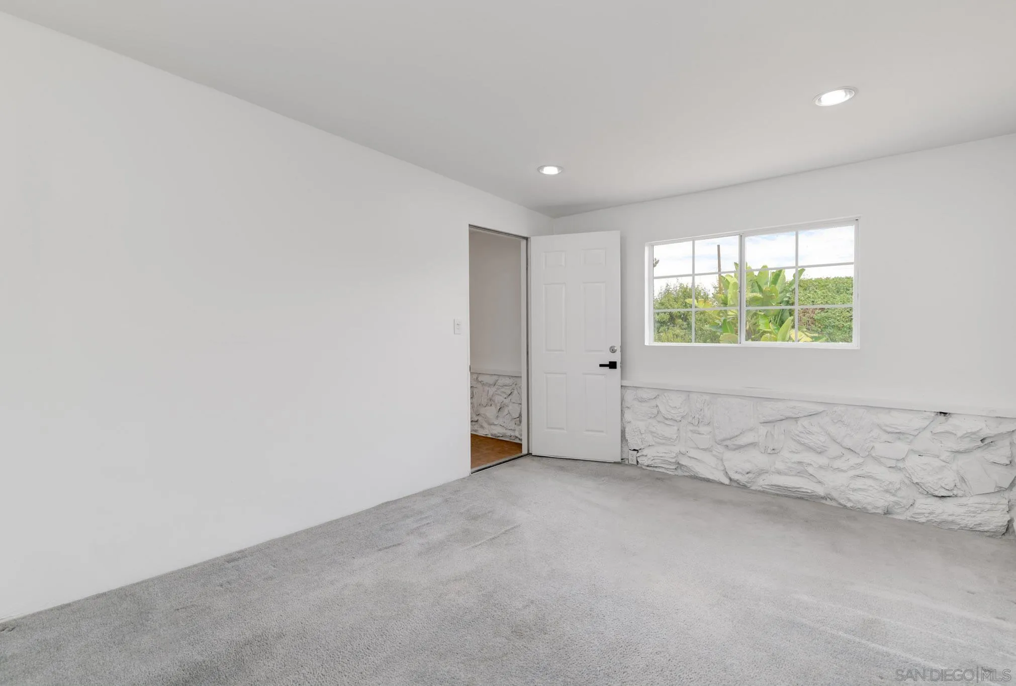 https://cdn.realtyfeed.com/cdn/127/250037405/b8df407e7950a44a07653bfbbf941001.webp