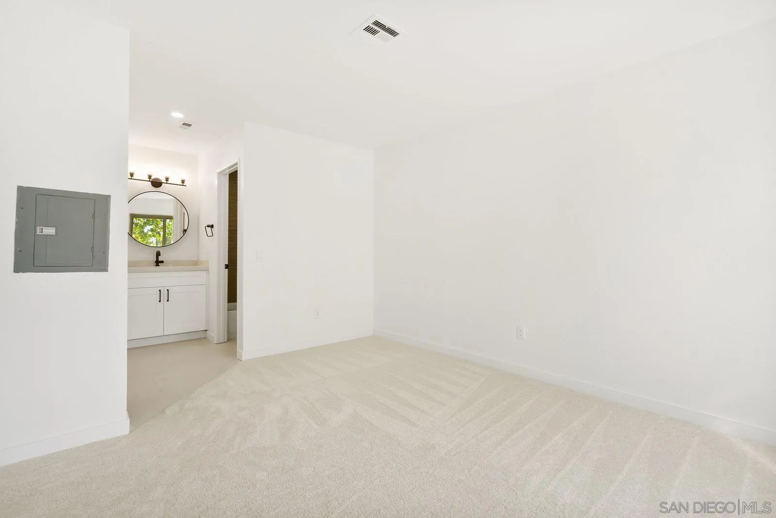 https://cdn.realtyfeed.com/cdn/127/250037407/fe6cfba2c7b19c45ae1b140bcefc5fa7.webp