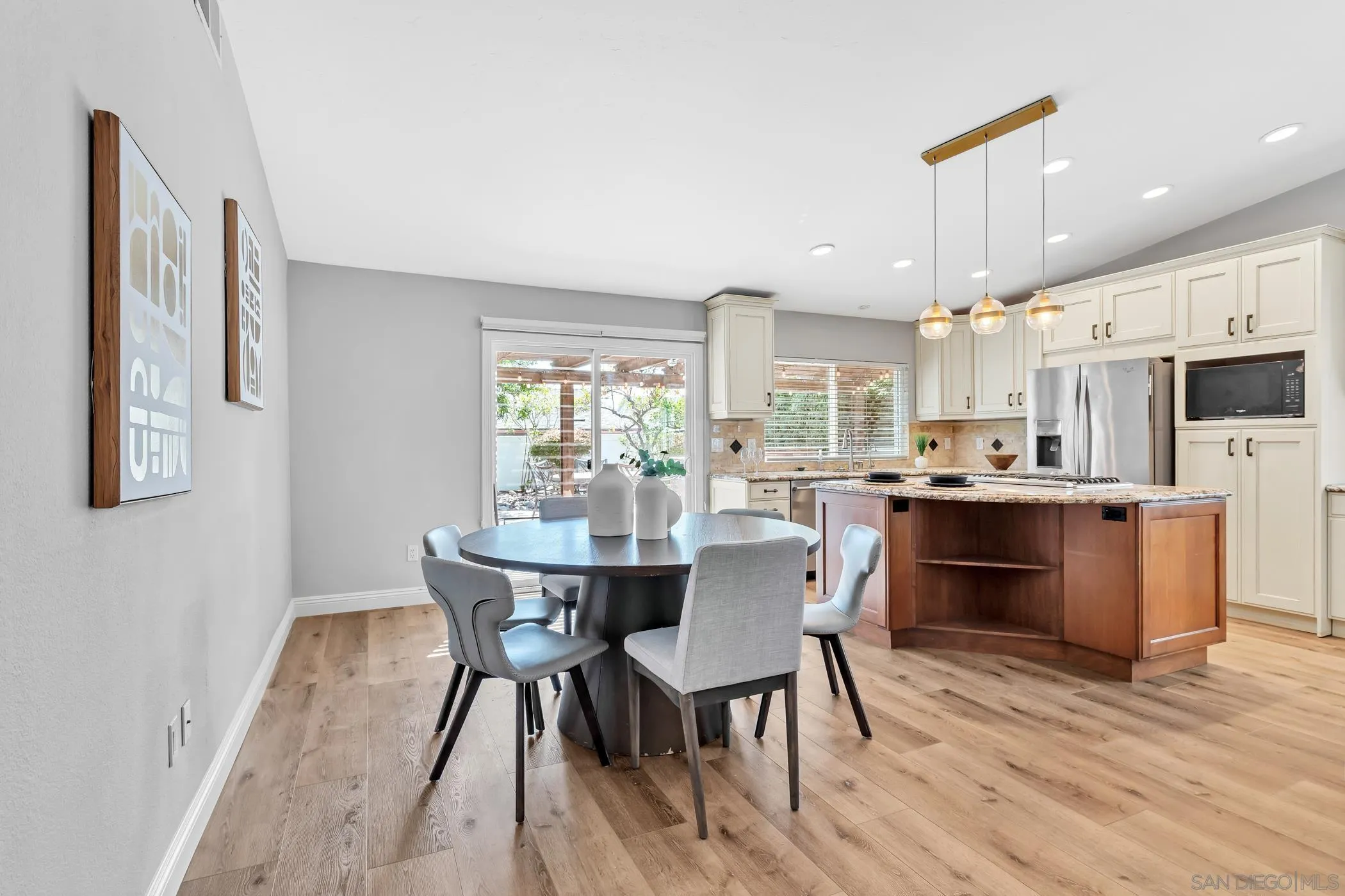 https://cdn.realtyfeed.com/cdn/127/250037409/07aff4fcb715a44245b1b46ff3465d63.webp