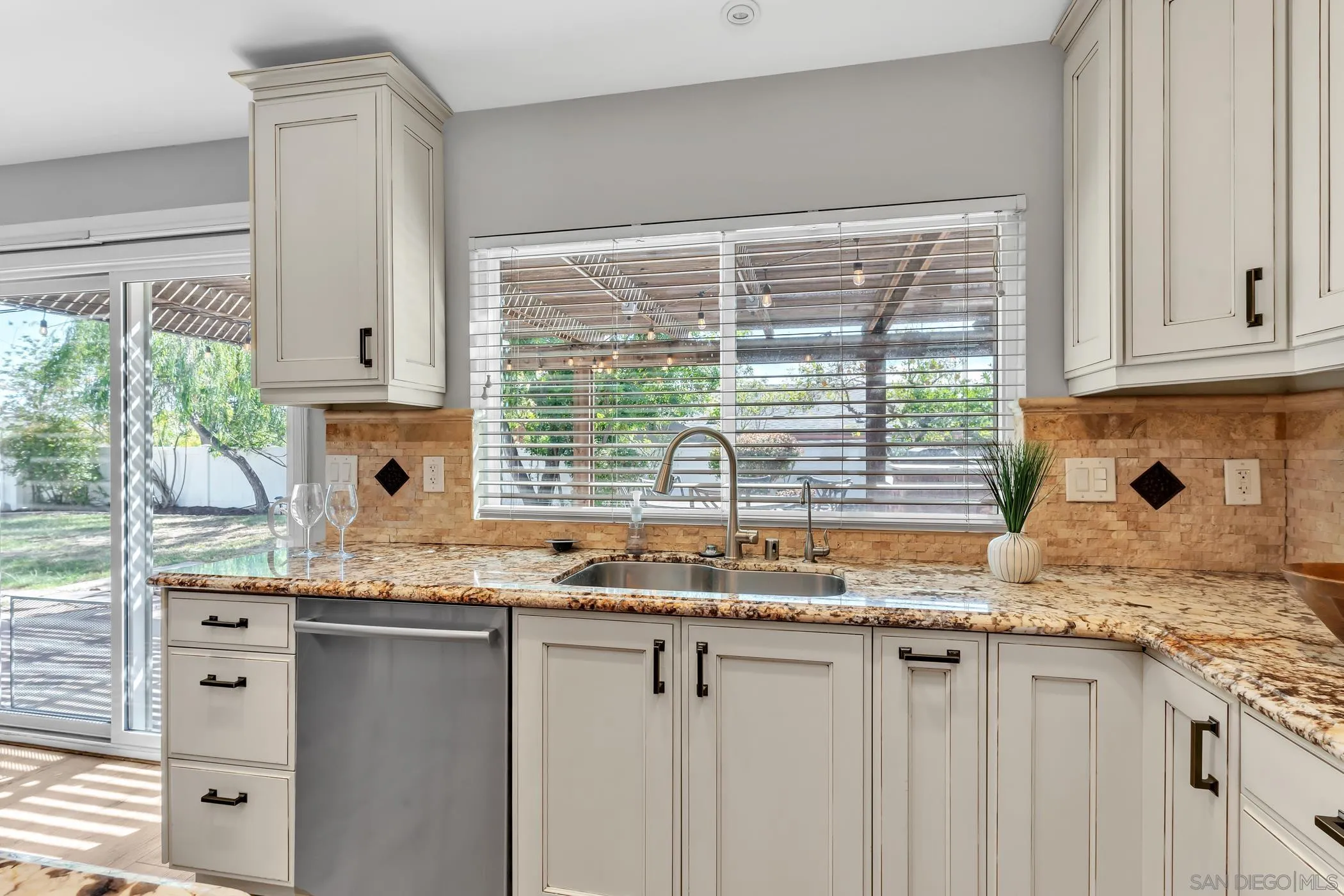 https://cdn.realtyfeed.com/cdn/127/250037409/2baceece43cb2a07695c22ea69844f05.webp