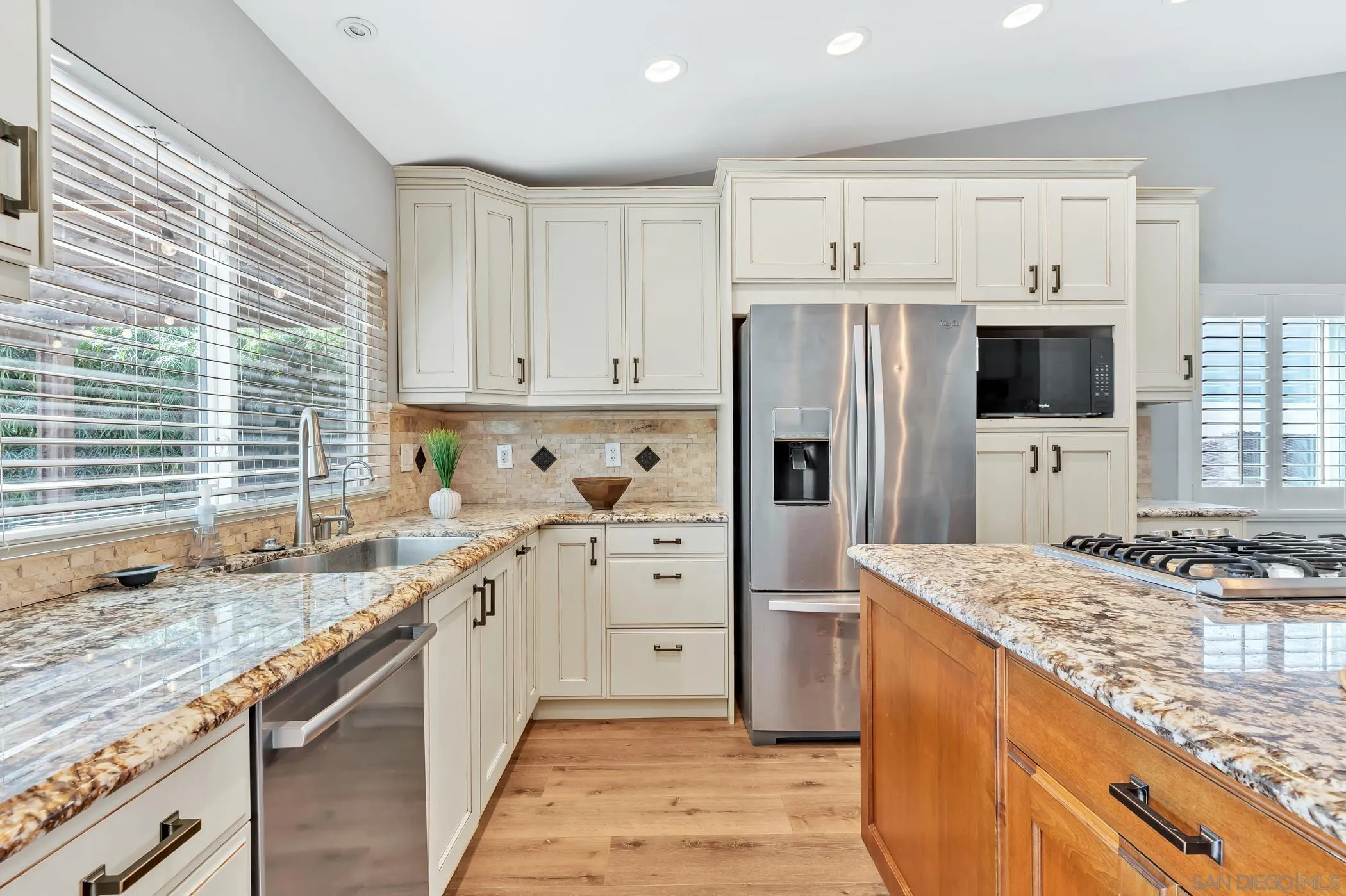 https://cdn.realtyfeed.com/cdn/127/250037409/8b22e2db83f8cc4b3c1269fd4614e8ed.webp