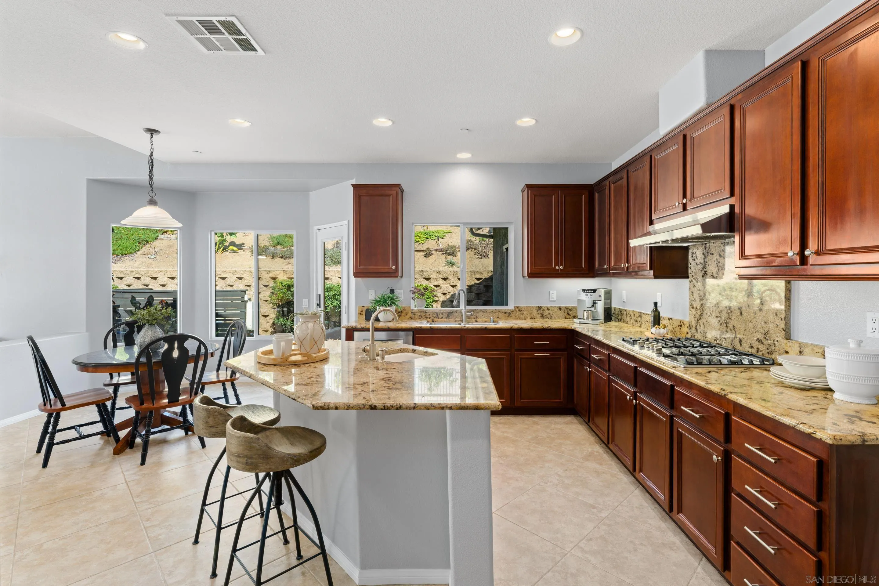 https://cdn.realtyfeed.com/cdn/127/250037411/10a7f886b2b1bfc9f194c46e35097a16.webp