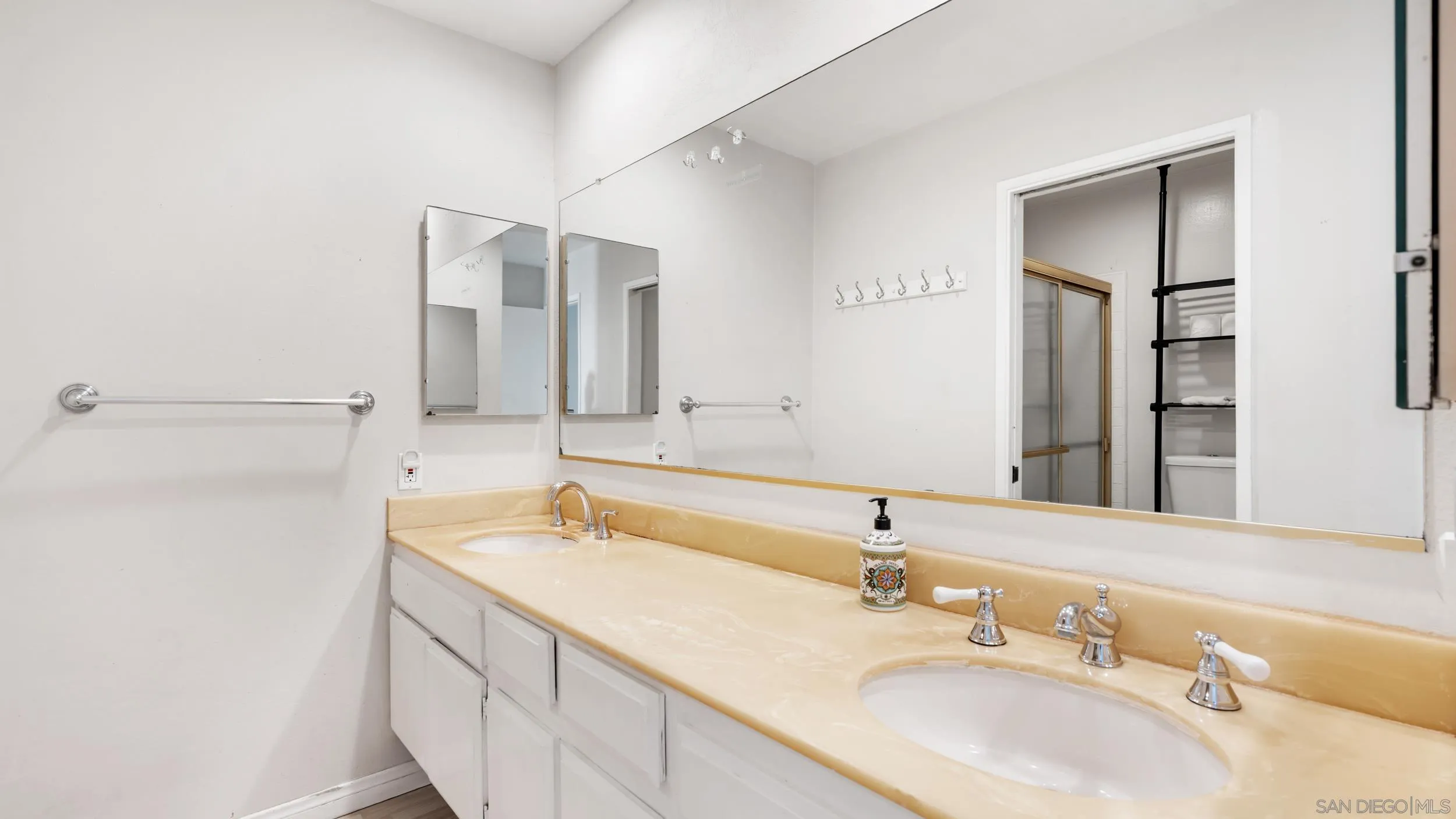 https://cdn.realtyfeed.com/cdn/127/250037414/a24f6820813e1c998aee89ddb2f835be.webp