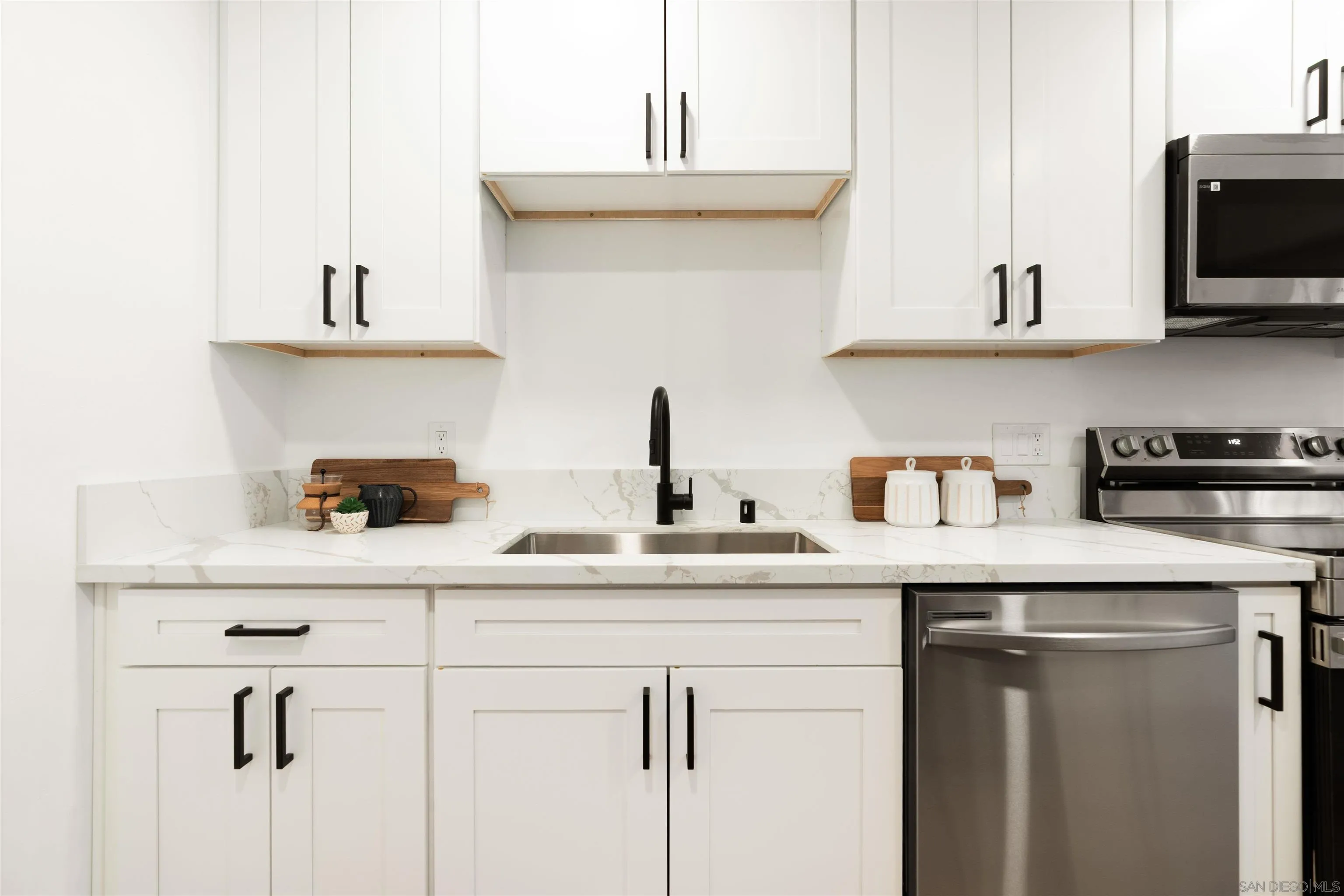 https://cdn.realtyfeed.com/cdn/127/250037415/8a434cd79c043053a12b6fe51a823423.webp