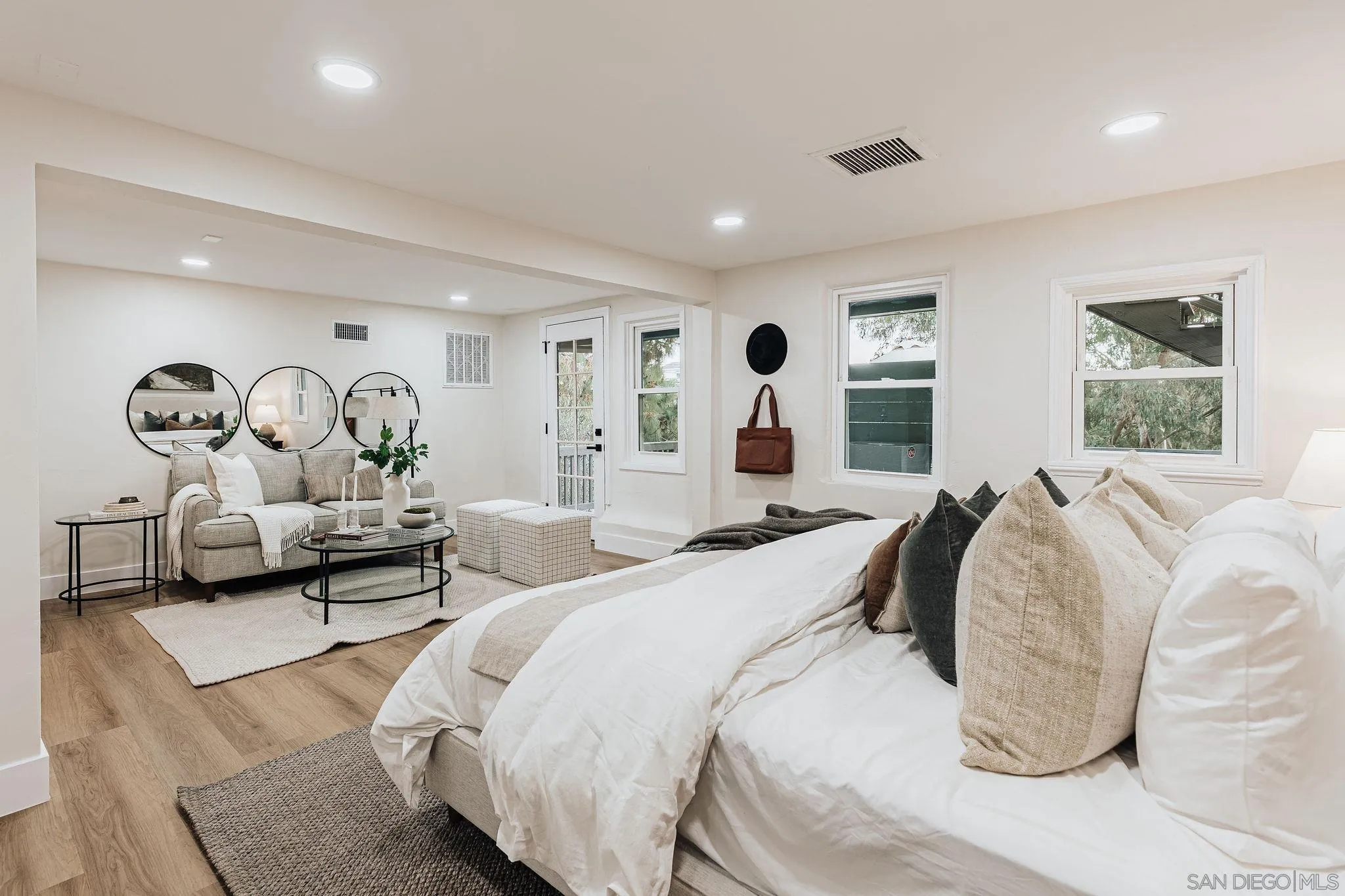https://cdn.realtyfeed.com/cdn/127/250037419/12470a2054b3f48172b5a2d43bb8358a.webp
