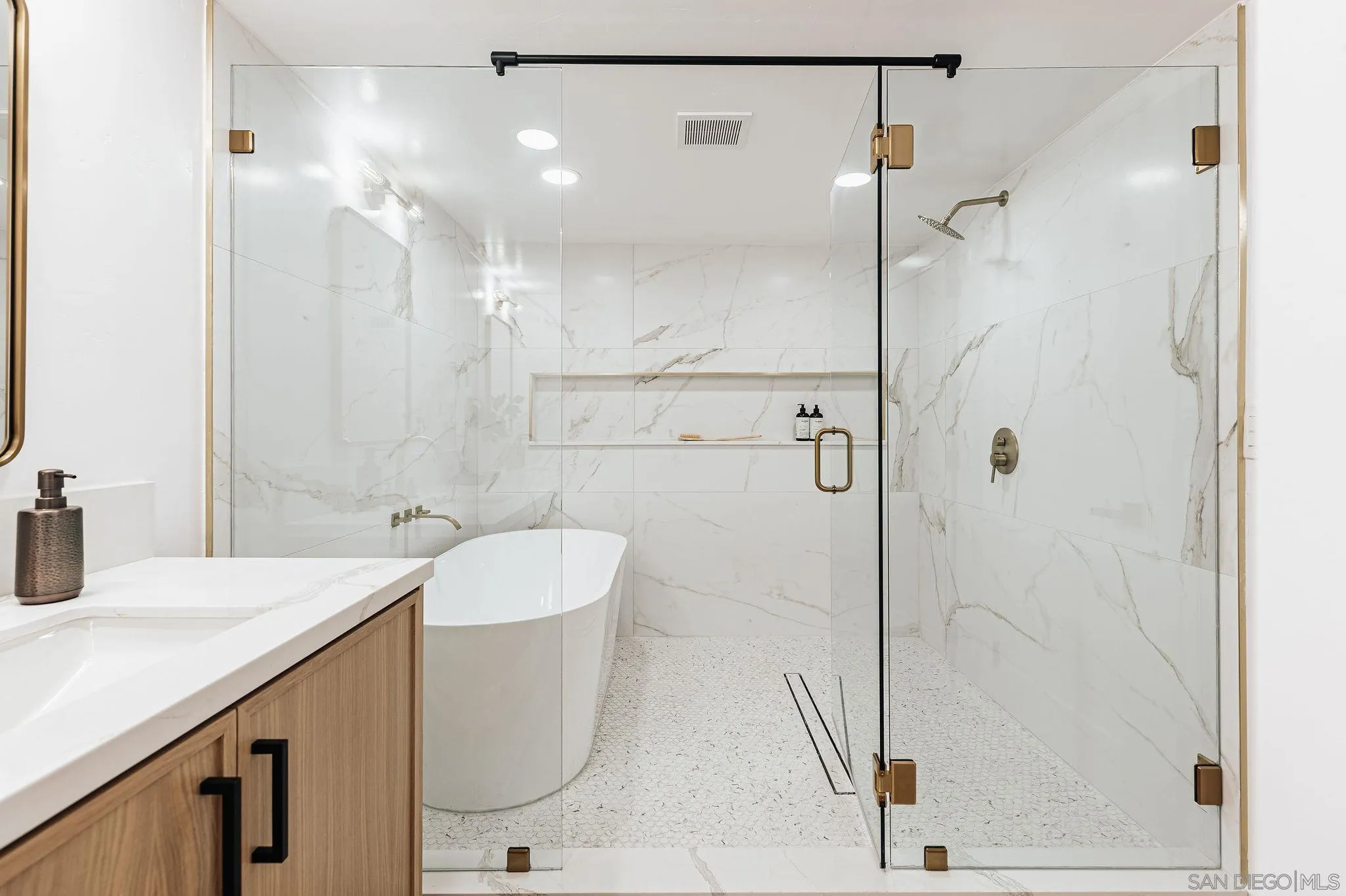 https://cdn.realtyfeed.com/cdn/127/250037419/95ee6e7e9d7750f83cc700fd0d7a1d3d.webp
