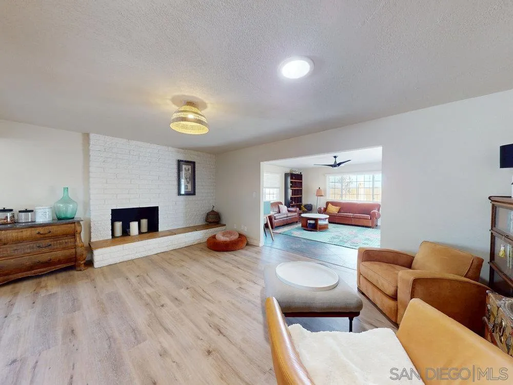 https://cdn.realtyfeed.com/cdn/127/250037424/0f68d86bf4bbf9e98987661c46e27f11.webp
