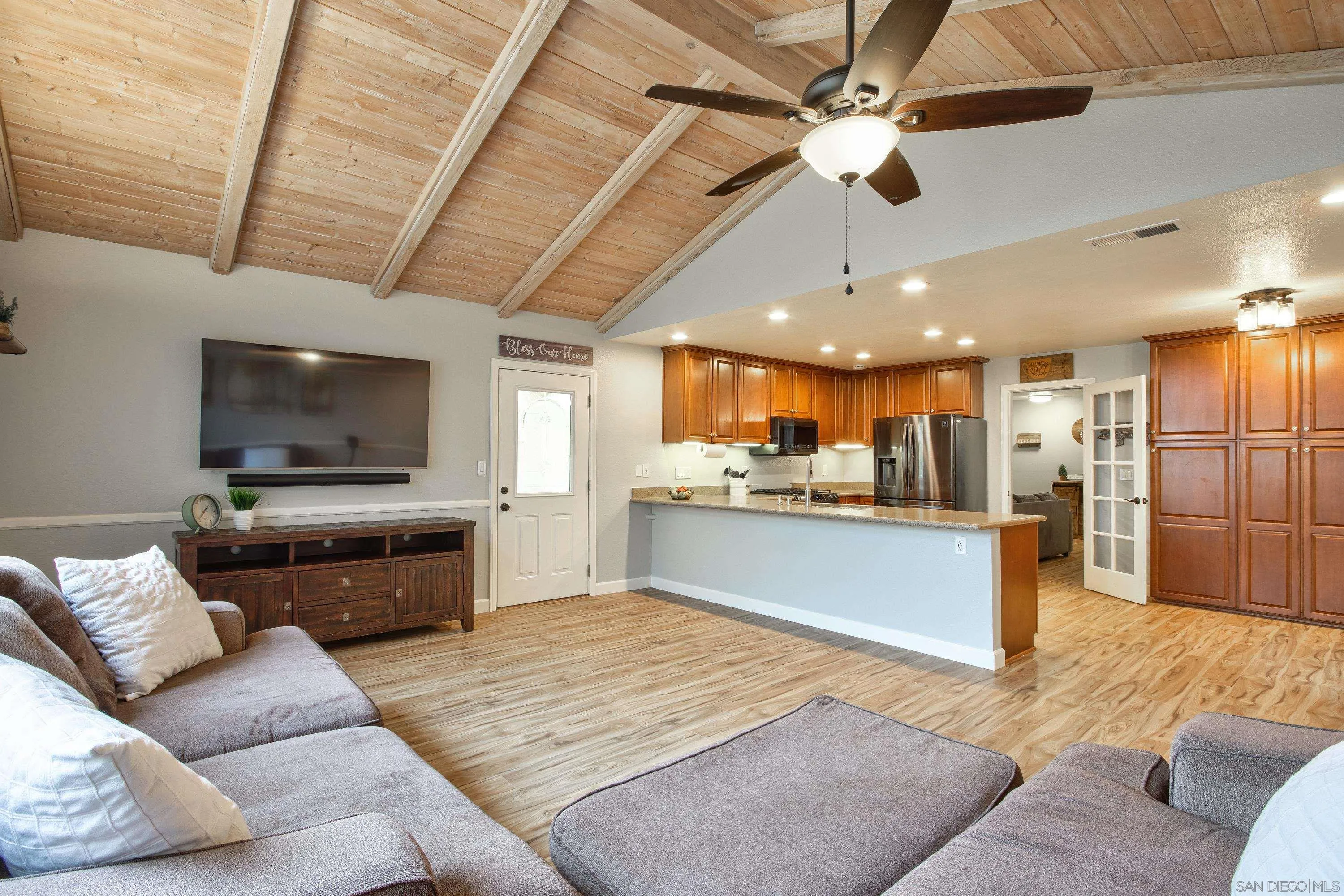 https://cdn.realtyfeed.com/cdn/127/250037431/e4cc4a6fc4e8e4489686228482d9c821.webp