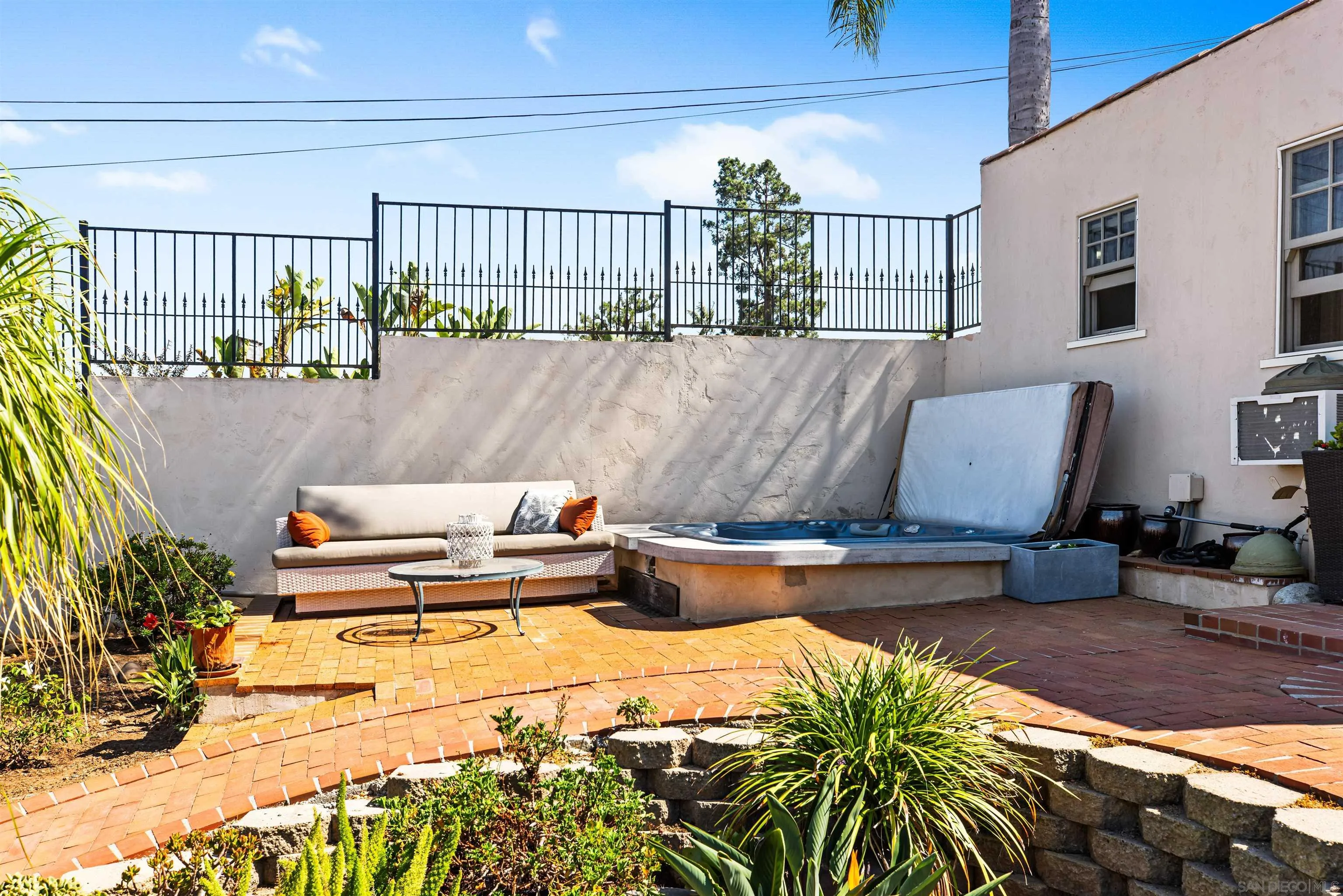 https://cdn.realtyfeed.com/cdn/127/250037437/9f58a77cfe8d922fe32810679792701d.webp