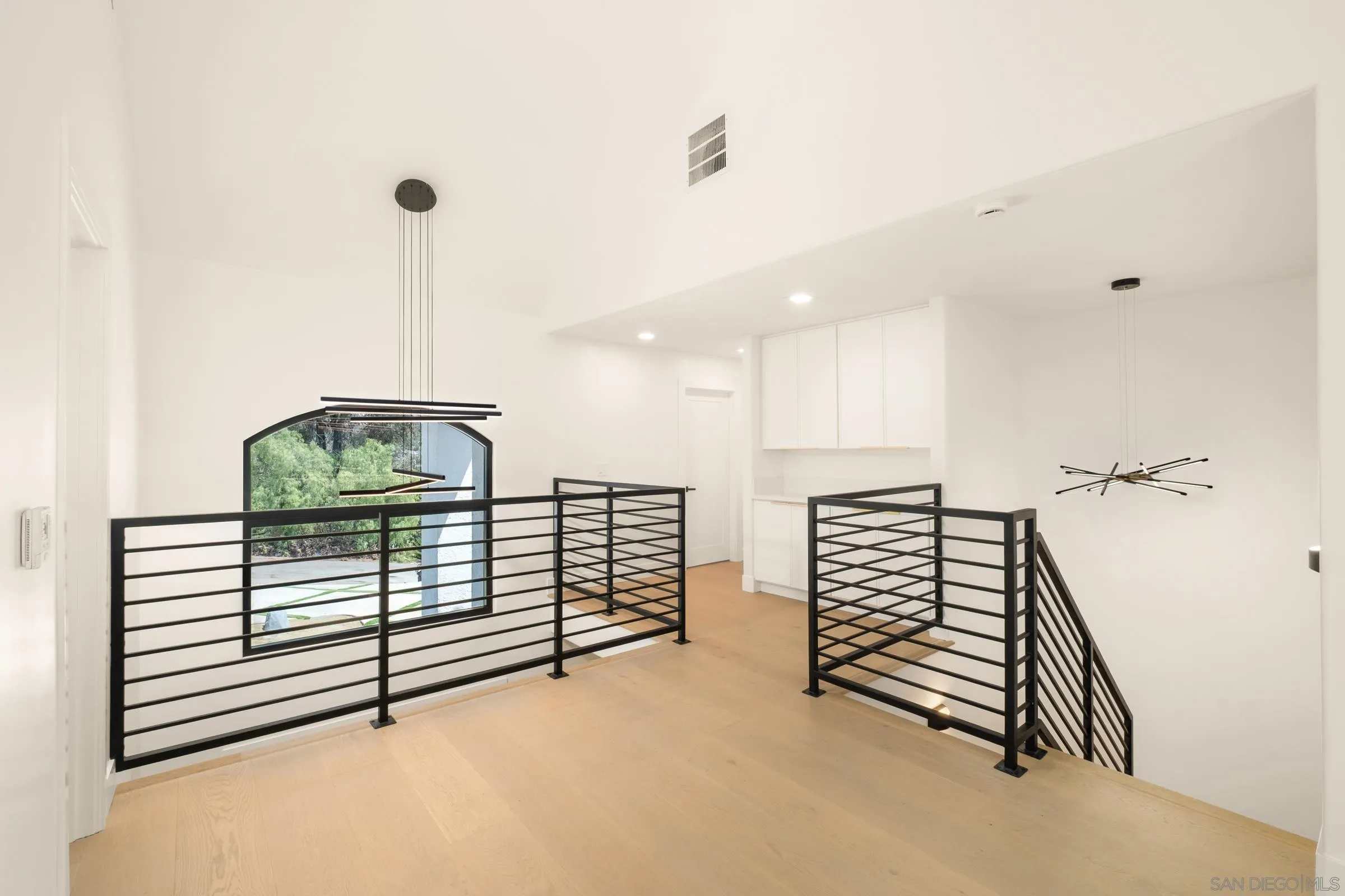 https://cdn.realtyfeed.com/cdn/127/250037439/6e0cd36fbe38333a51a192515310a26a.webp