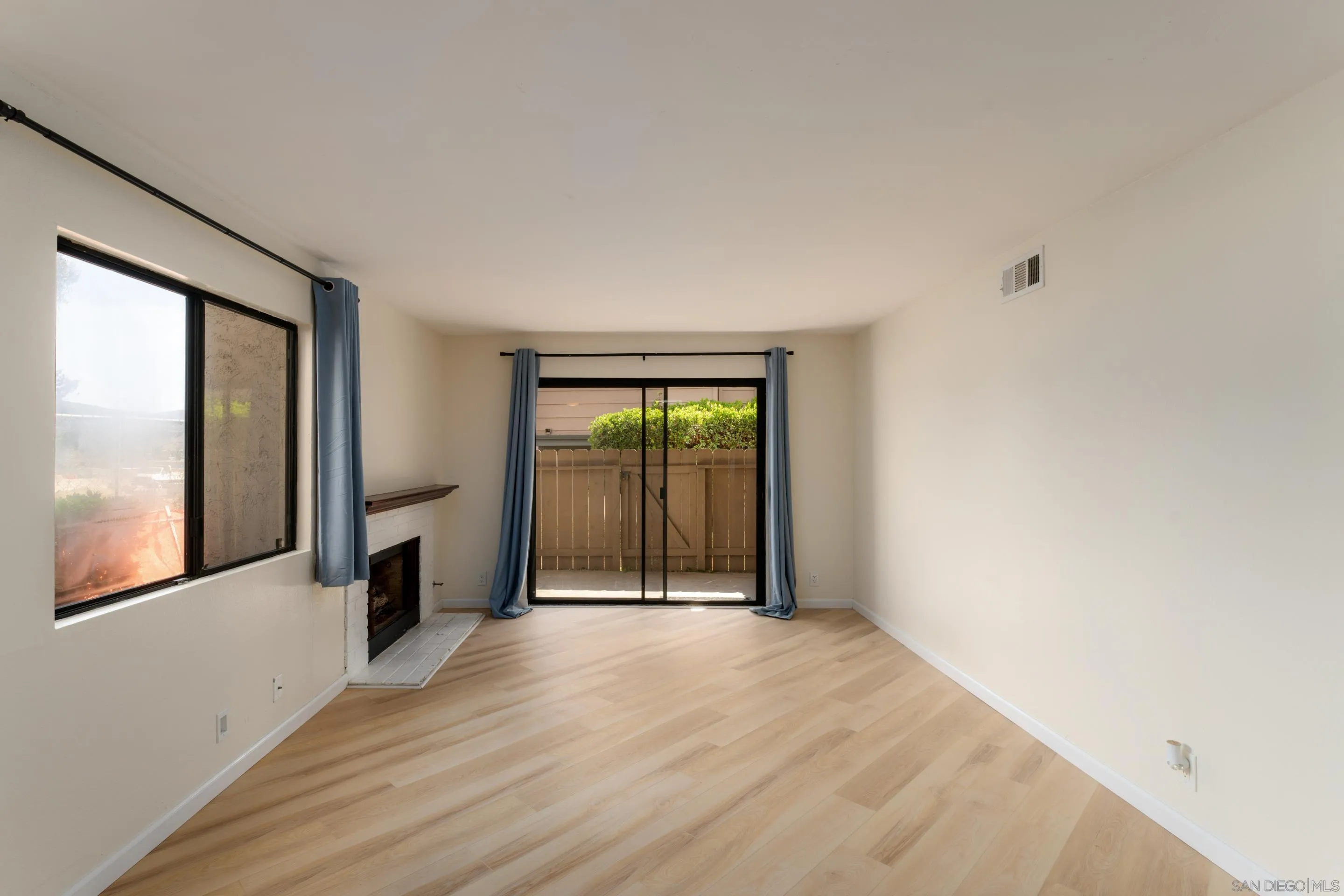https://cdn.realtyfeed.com/cdn/127/250037445/70bc7076ff49997ff64204aaec00e267.webp