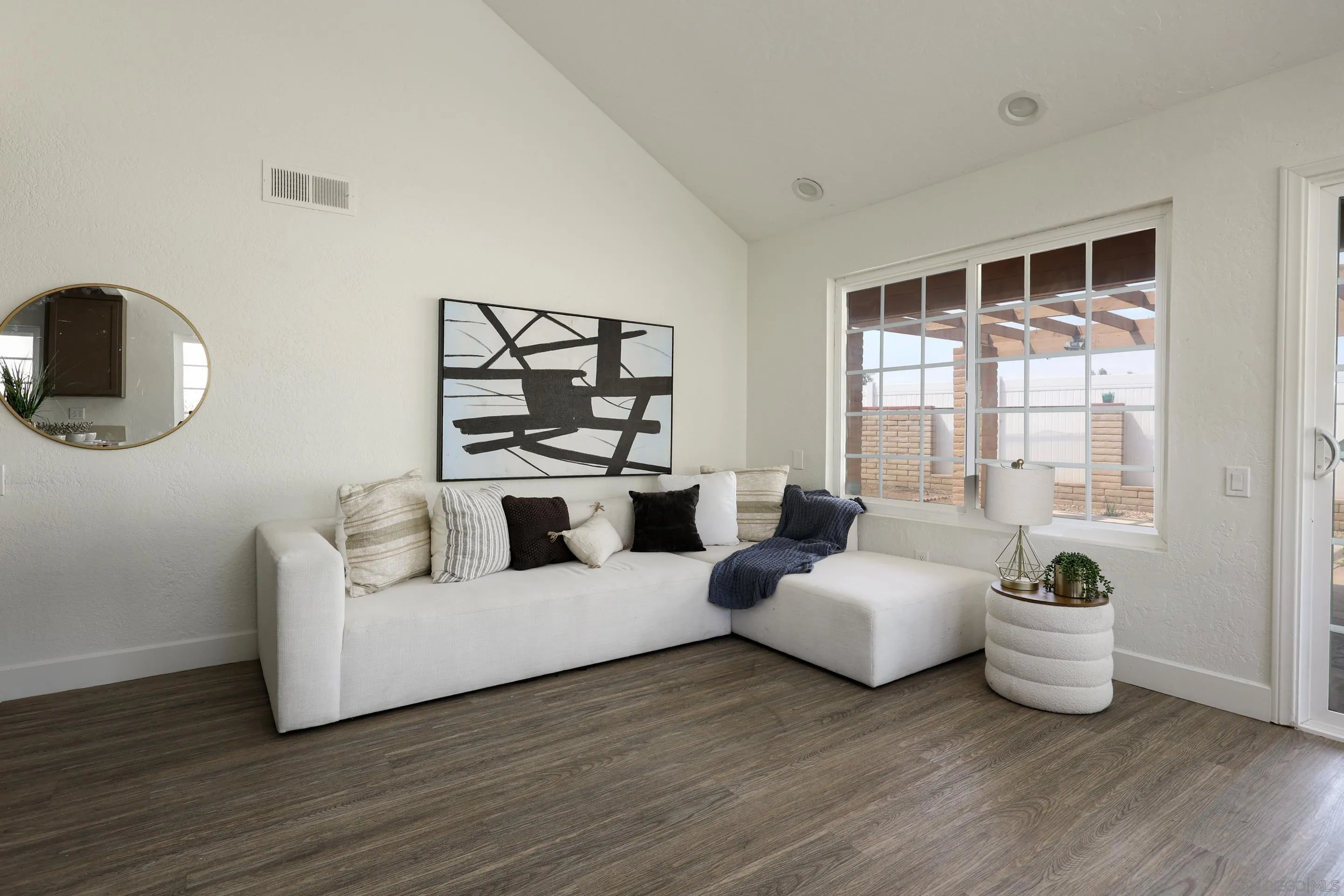 https://cdn.realtyfeed.com/cdn/127/250037453/27f6799d8d1cafe9e01e208a7bfb5712.webp