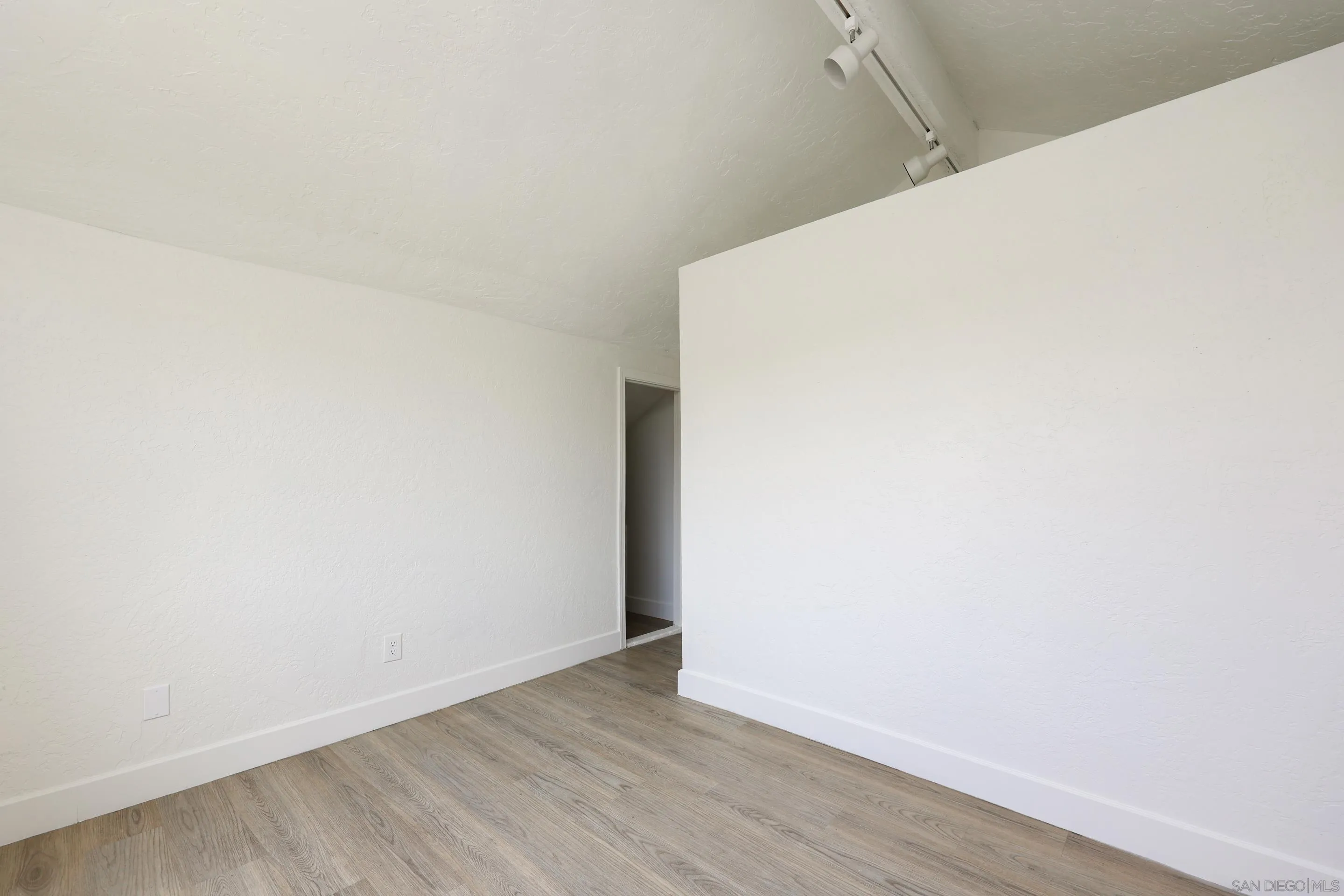 https://cdn.realtyfeed.com/cdn/127/250037453/5e7ea6240f07eec9aceec690d56a9042.webp