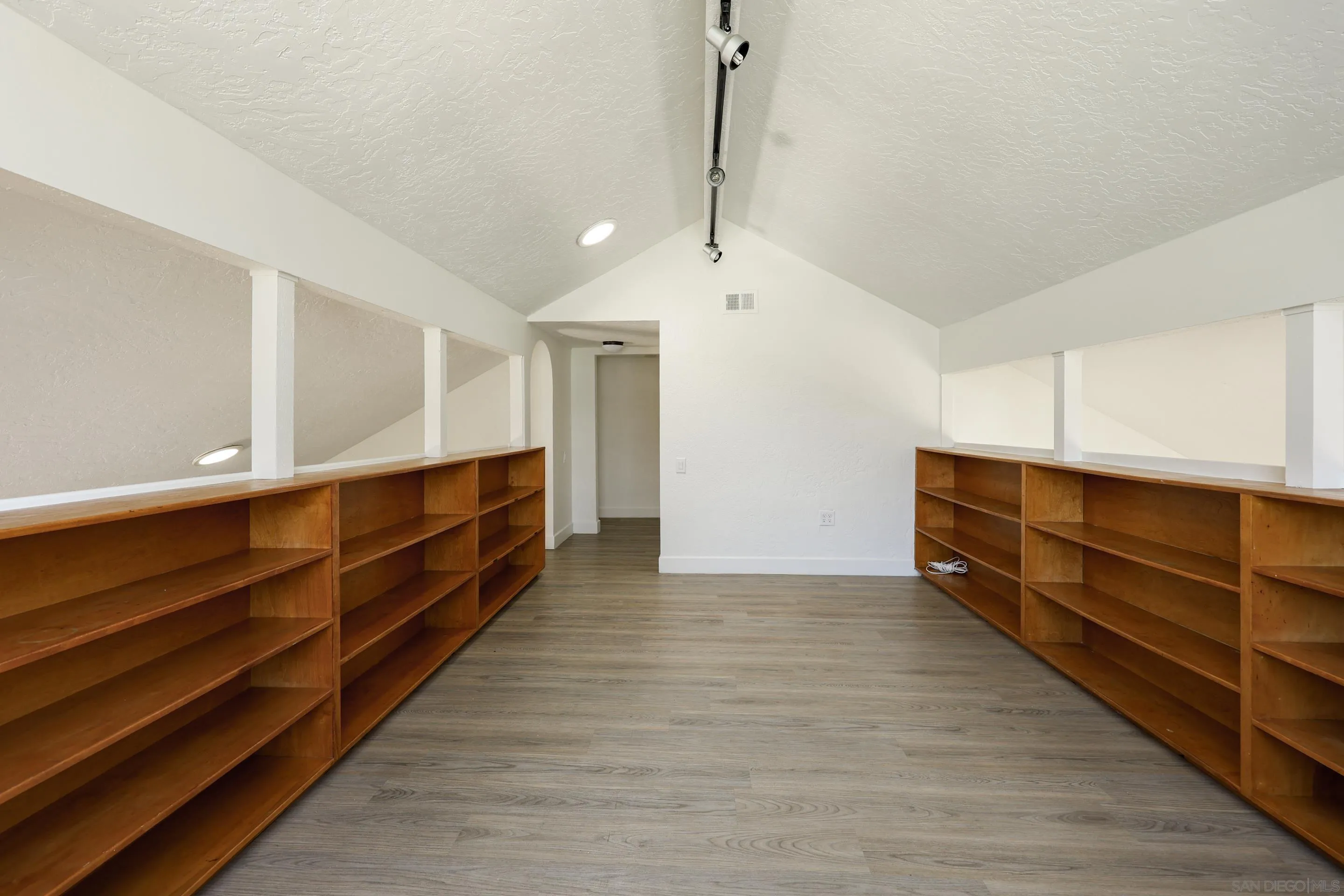 https://cdn.realtyfeed.com/cdn/127/250037453/f13eb41f4d871aacfae3abf791815662.webp
