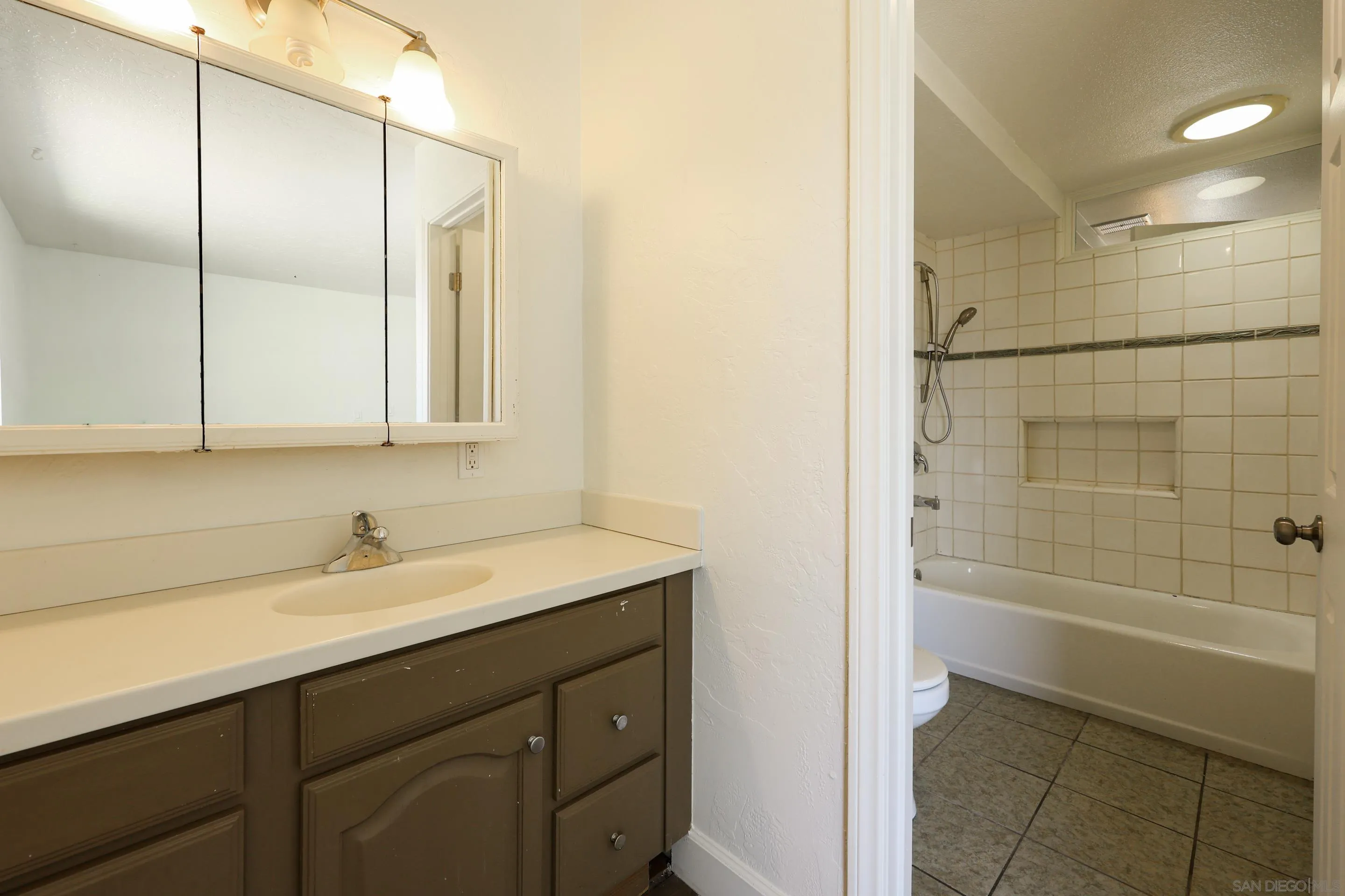 https://cdn.realtyfeed.com/cdn/127/250037453/f47ea89f9c8645548656c08fb8f26be7.webp