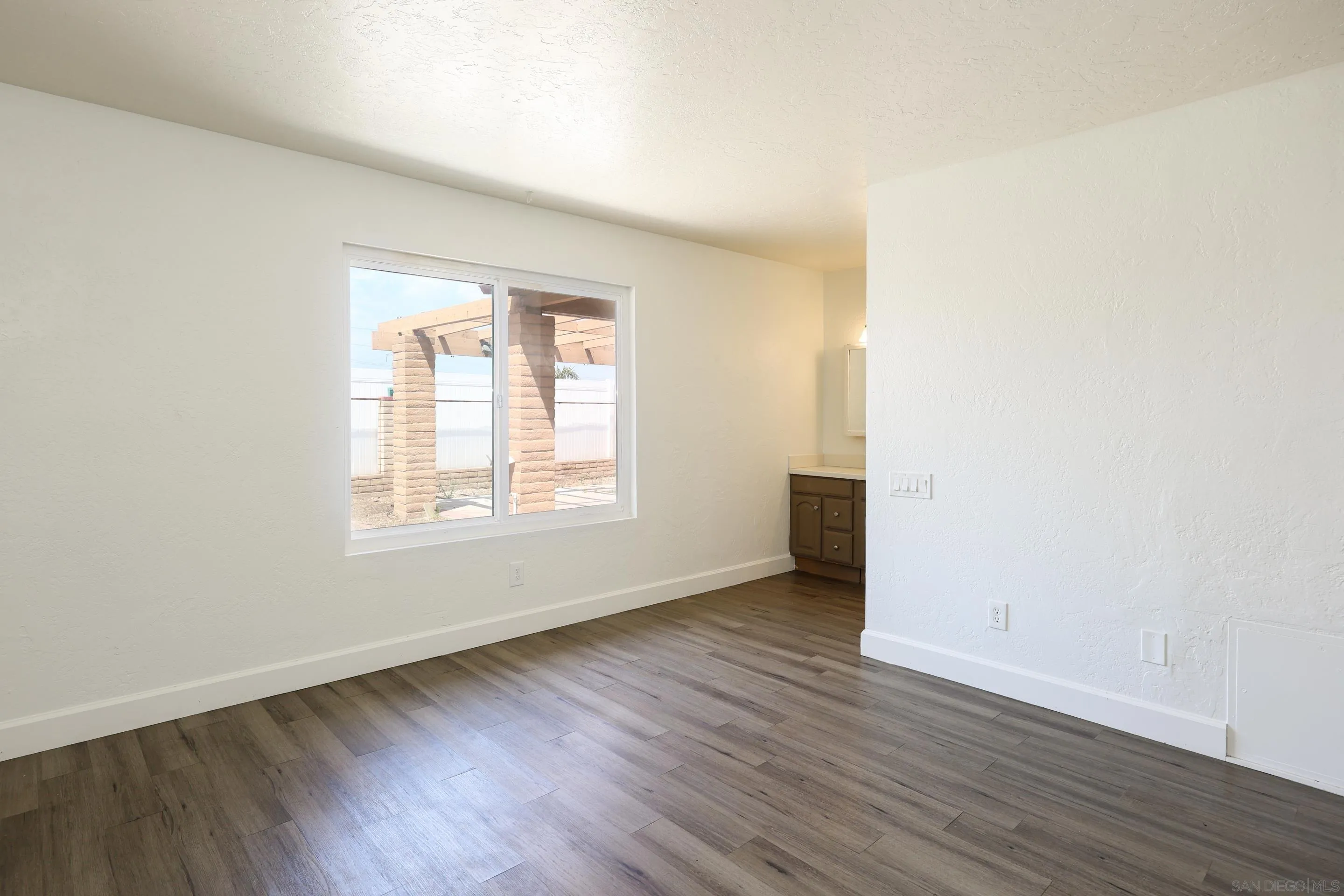 https://cdn.realtyfeed.com/cdn/127/250037453/ffddbd5b102552b24ca4a295a853730d.webp